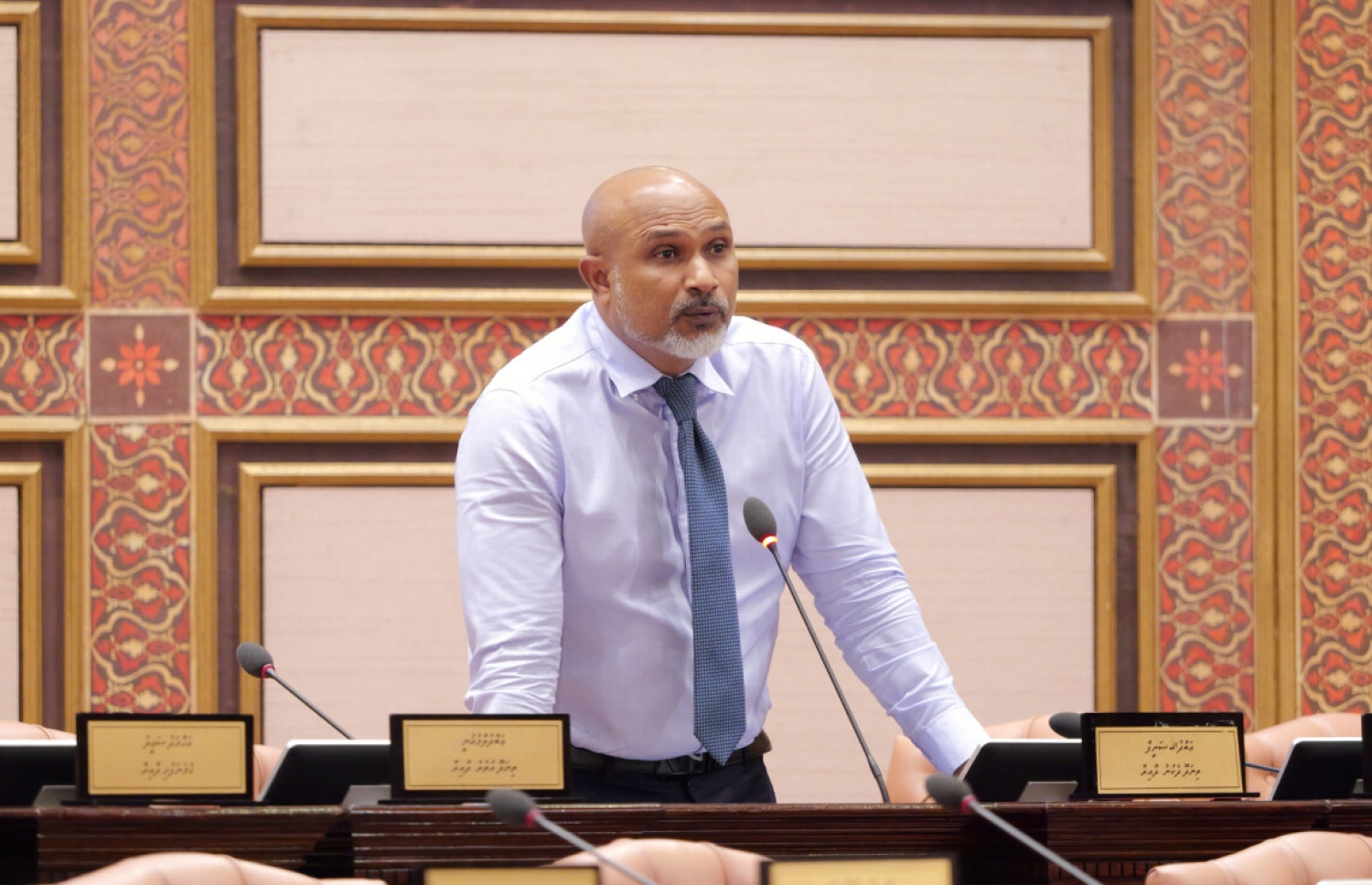 މަޖިލީހުގެ ޖަލްސާއެއްގައި ތިނަދޫ އުތުރު ދާއިރާގެ މެމްބަރު އަބްދުﷲ ސަނީފް ވާހަކަ ދައްކަވަނީ. --ފޮޓޯ: މަޖިލީހުގެ އިދާރާ