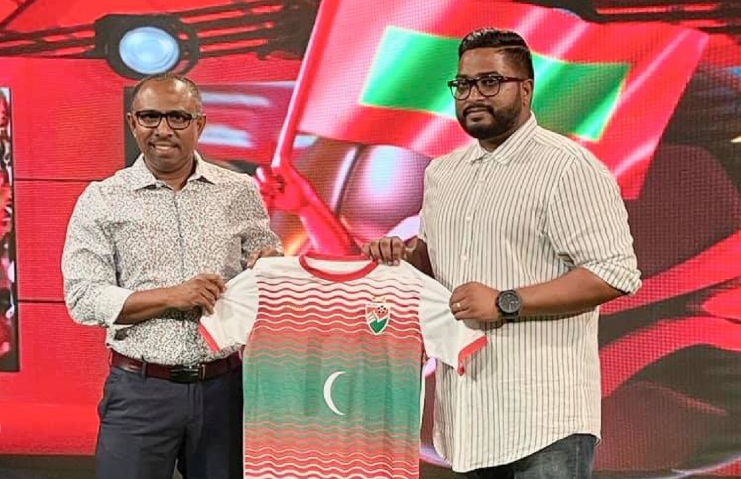 ސާފް ޗެމްޕިއަންޝިޕް 2021 އަށް ގައުމީ ޓީމު ބޭނުން ކުރި ޖޯޒީ ލޯންޗުކޮށް ދިނުމަށް ބޭއްވި ހަފުލާގައި އާޒިމް (ވ) އާއި ބައްސާމް --- ފައިލް ފޮޓޯ: އެފްއޭއެމް