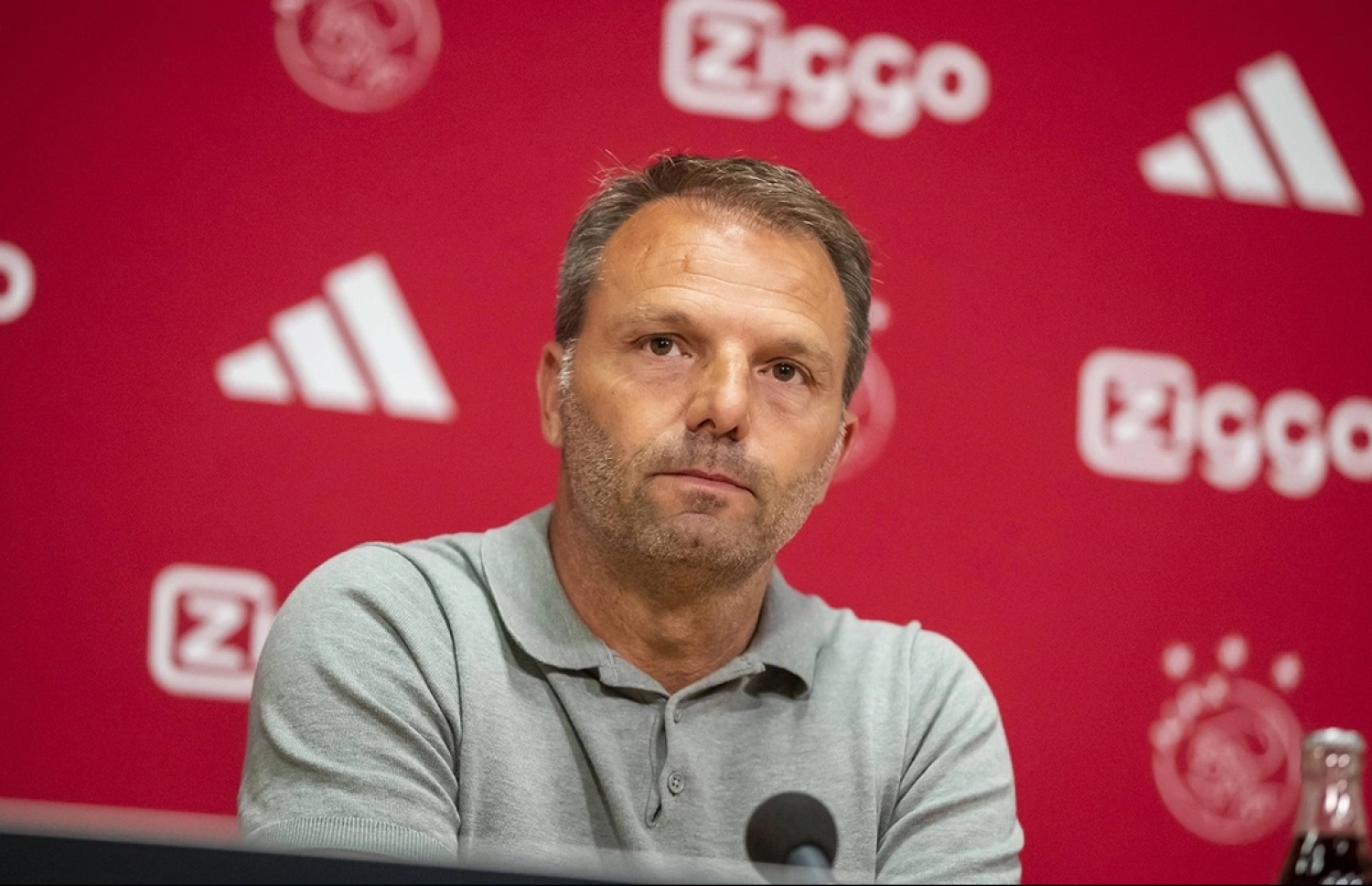 މި ސީޒަންގައި އަޔެކްސްއާ ހަވާލުވި ކޯޗު މައުރީސް ސްޓޭޖިން، އޭނާ ވަނީ ހަތަރު މަސް ތެރޭ މަގާމުން ވަކިކޮށްފަ.-- ފޮޓޯ: ޑެޕޯ ފޮޓޯސް