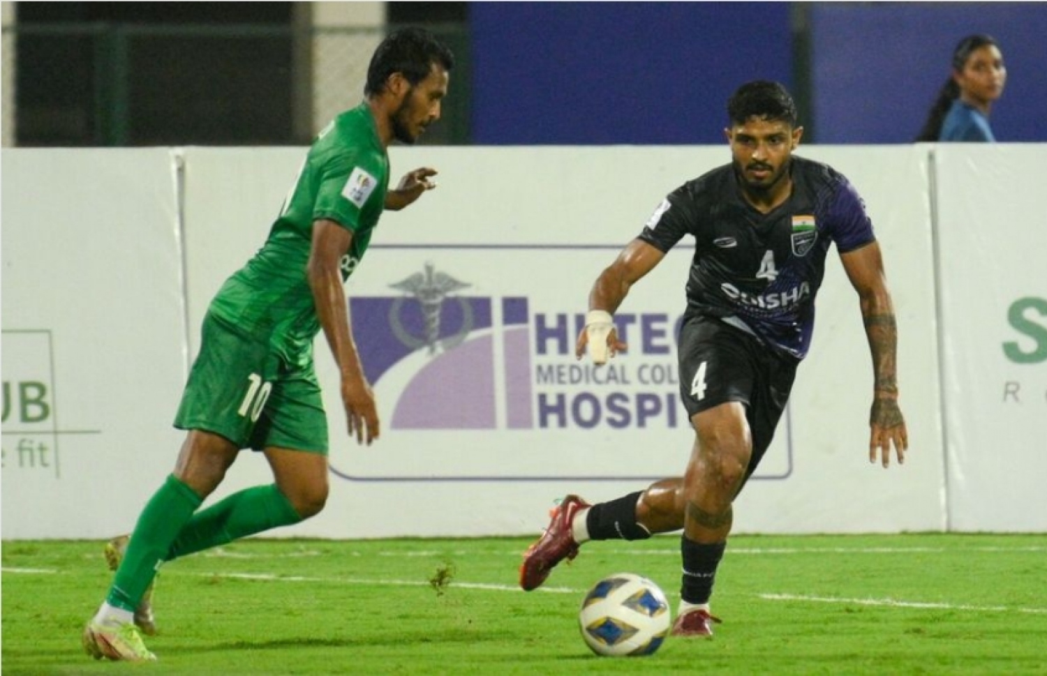 މާޒިޔާގެ ހަމްޒާ މުހައްމަދު ބޯޅަ ކުރިއަށް ފޮނުވާލަނީ، އޭނާ ވަނީ މިއަދުގެ މެޗުގައި ގޯލު ޖަހަން ގިނަ ފުރުސަތުތަކެއް ތަނަވަސް ކޮށްފައި.-- ފޮޓޯ: އޭއެފްސީ