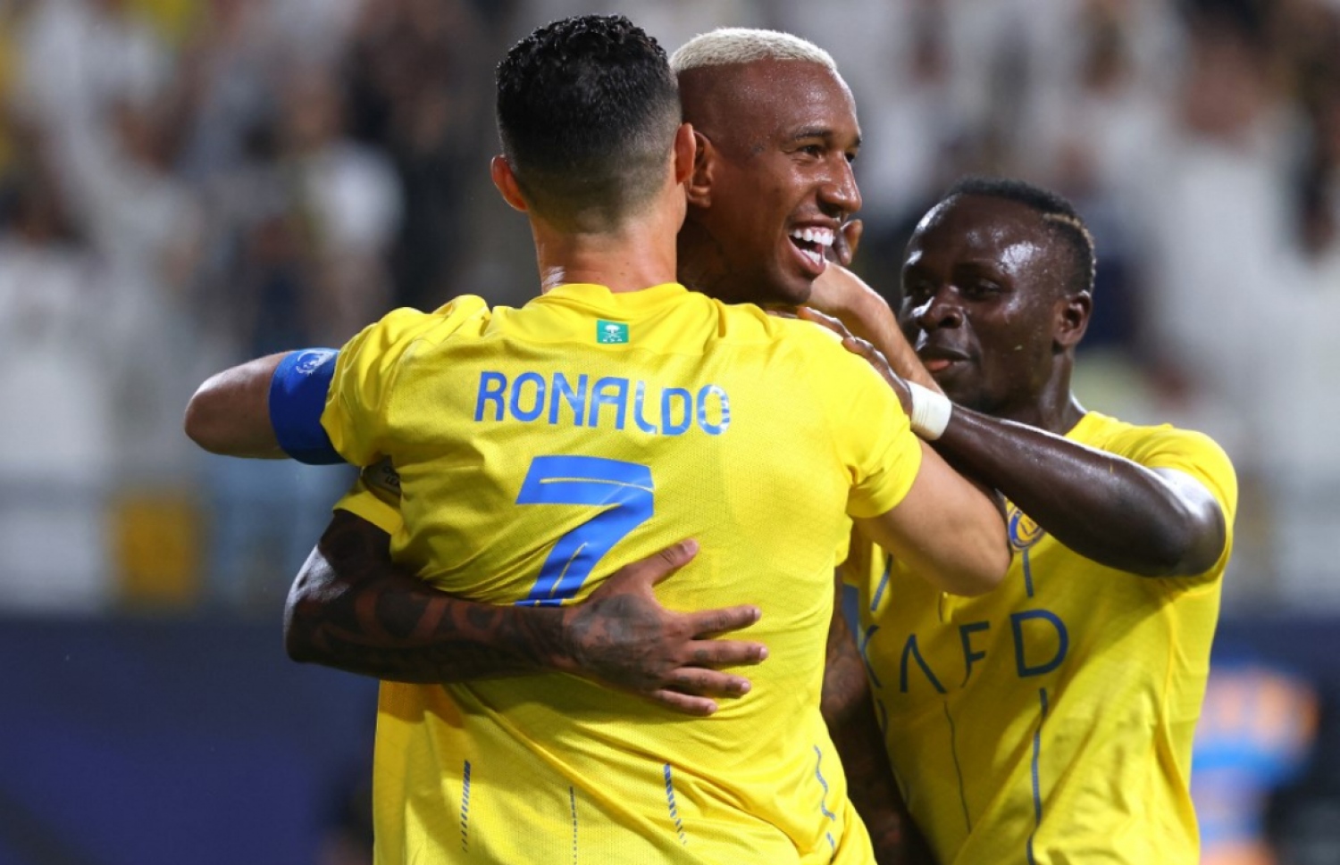 ރޮނާލްޑޯގެ އެހީގައި ޓަލިސްކާ ޖެހި ގޯލަށް ފަހު، ދެ ކުޅުންތެރިންނާ އެކު މާނޭ އުފާފާޅު ކުރުމުގައި.-- ފޮޓޯ: އޭއެފްޕީ