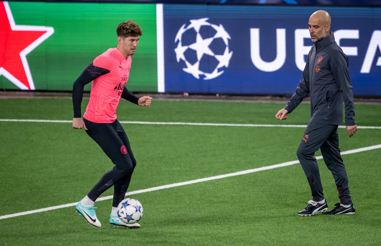 ވެންކްޑޯފް ސްޓޭޑިއަމްގައި ސިޓީން ކުރިއަށް ގެންދިޔަ ޕްރެކްޓިސް ސެޝަންގެ ތެރެއިން އެ ޓީމުގެ ޑިފެންޑަރު ޖޯން ސްޓޯން ބޯޅަ ކުރިއަށްދާއިރު، ކޯޗު ގާޑިއޯލާ ހިނގާފައި ދަނީ --- ފޮޓޯ: އޭއެފްޕީ