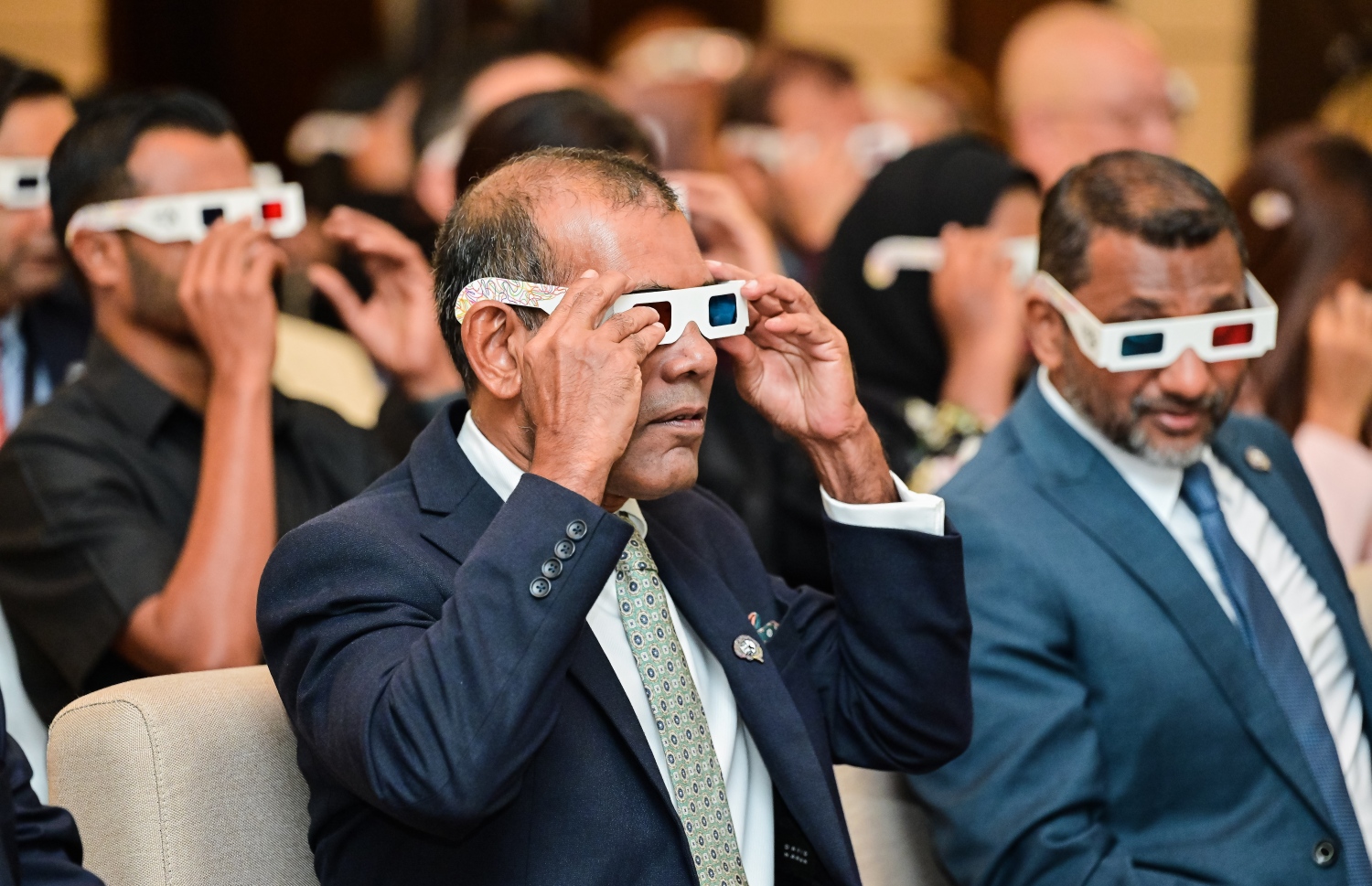 އޭޑީކޭގެ ބްރެއިން އެންޑް ސްޕައިން ކޮންފަރެންސް ފެށުމަށް މިއަދު ބޭއްވި ރަސްމިއްޔާތުގައި މަޖިލީހުގެ ރައީސް ނަޝިދު ބައިވެރިވެވަޑައިގަންނަވަނީ-- ފޮޓޯ: ނިޝާން އަލީ/ މިހާރު