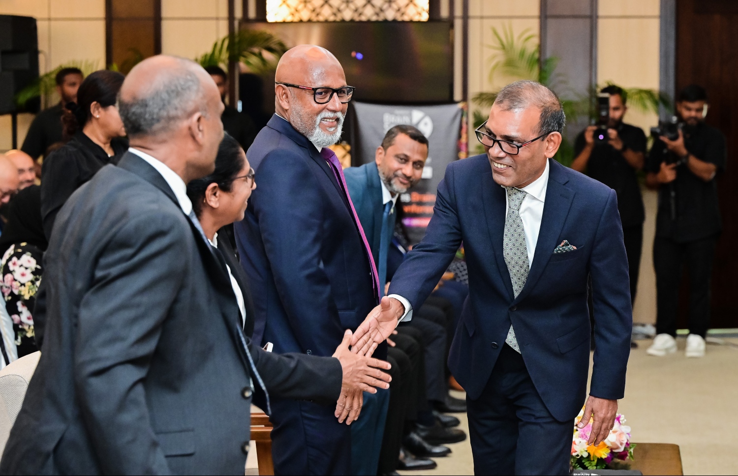 އޭޑީކޭ ހޮސްޕިޓަލްގެ ފަސް ވަނަ "ބްރެއިން އެންޑް ސްޕައިން" ކޮންފަރެންސްގައި މަޖިލީހުގެ ރައީސް ނަޝީދާއި އެ ހޮސްޕިޓަލްގެ ޗެއާމަން ނާޝިދު (ވ) ބައިވެރިވެވަޑައިގަންނަވަނީ.-- ފޮޓޯ: ނިޝާން އަލީ | މިހާރު