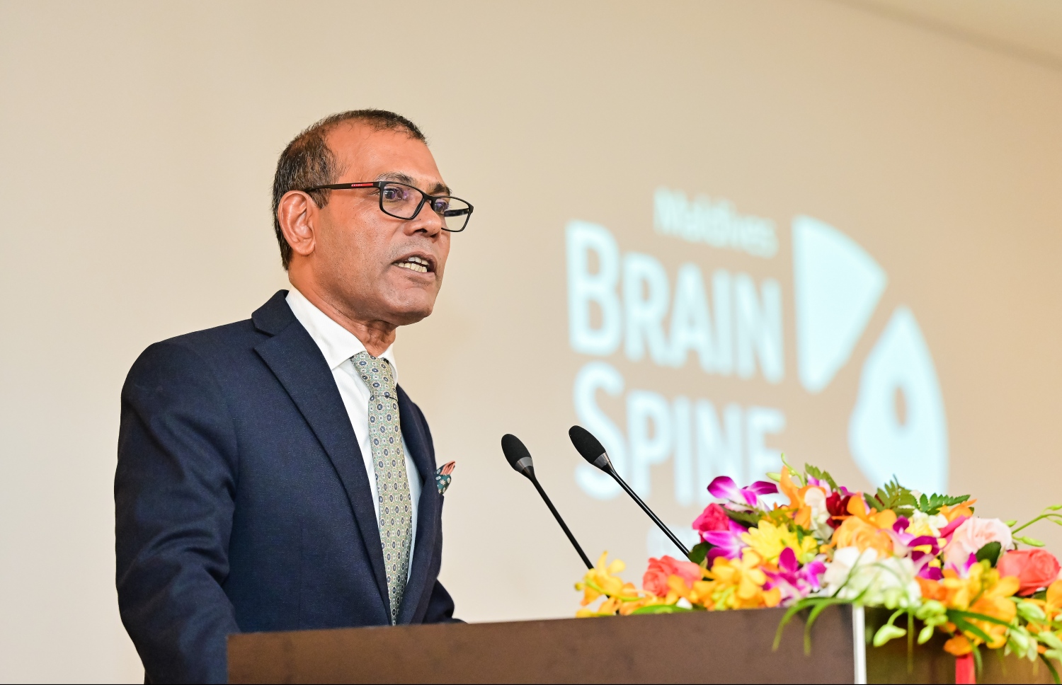 އޭޑީކޭ ހޮސްޕިޓަލްގެ ފަސް ވަނަ "ބްރެއިން އެންޑް ސްޕައިން" ކޮންފަރެންސްގައި މަޖިލީހުގެ ރައީސް ނަޝީދު ވާހަކަފުޅު ދައްކަވަނީ.-- ފޮޓޯ: ނިޝާން އަލީ/ މިހާރު