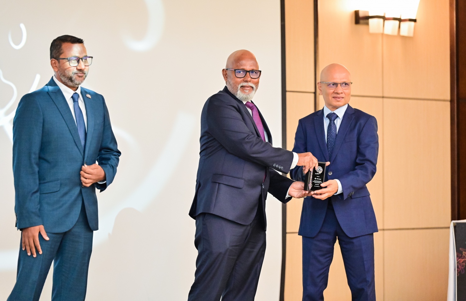 އޭޑީކޭގެ ބްރެއިން އެންޑް ސްޕައިން ކޮންފަރެންސް ފެށުމަށް މިއަދު ބޭއްވި ރަސްމިއްޔާތުގައި އެކޮންފަރެންސްގެ ސްޕޮންސަރުންނަށް އެވޯޑު ދެނީ .-- ފޮޓޯ: ނިޝާން އަލީ/ މިހާރު