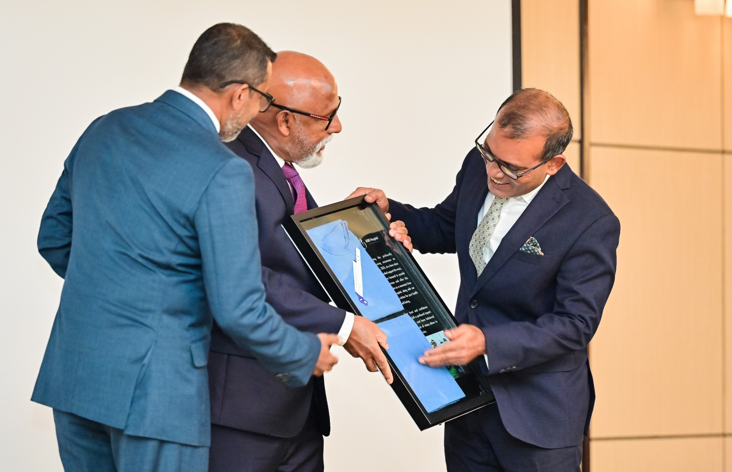 އޭޑީކޭގެ ބްރެއިން އެންޑް ސްޕައިން ކޮންފަރެންސް ފެށުމަށް މިއަދު ބޭއްވި ރަސްމިއްޔާތުގައި މަޖިލީހުގެ ރައީސް ނަޝިދާށް އޭޑީކޭގެ ފަރާތުން ހަނދާނީ ފިލާއަރުވަނީ -- ފޮޓޯ: ނިޝާން އަލީ/ މިހާރު