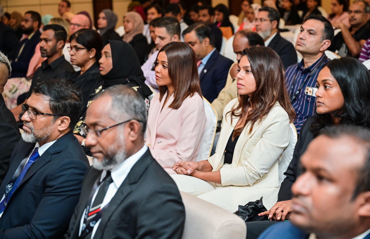 އޭޑީކޭގެ ބްރެއިން އެންޑް ސްޕައިން ކޮންފަރެންސް ފެށުމަށް މިއަދު ބޭއްވި ރަސްމިއްޔާތުގައި ބައިވެރިވެވަޑައިގެންނެވި ބައެއް ބޭފުޅުން.-- ފޮޓޯ: ނިޝާން އަލީ/ މިހާރު