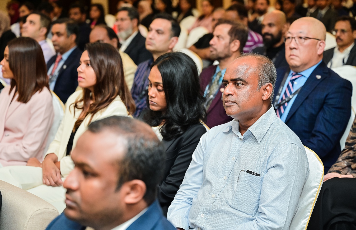 އޭޑީކޭގެ ބްރެއިން އެންޑް ސްޕައިން ކޮންފަރެންސް ފެށުމަށް މިއަދު ބޭއްވި ރަސްމިއްޔާތުގައި ބައިވެރިވެވަޑައިގެންނެވި ބައެއް ބޭފުޅުން.-- ފޮޓޯ: ނިޝާން އަލީ/ މިހާރު