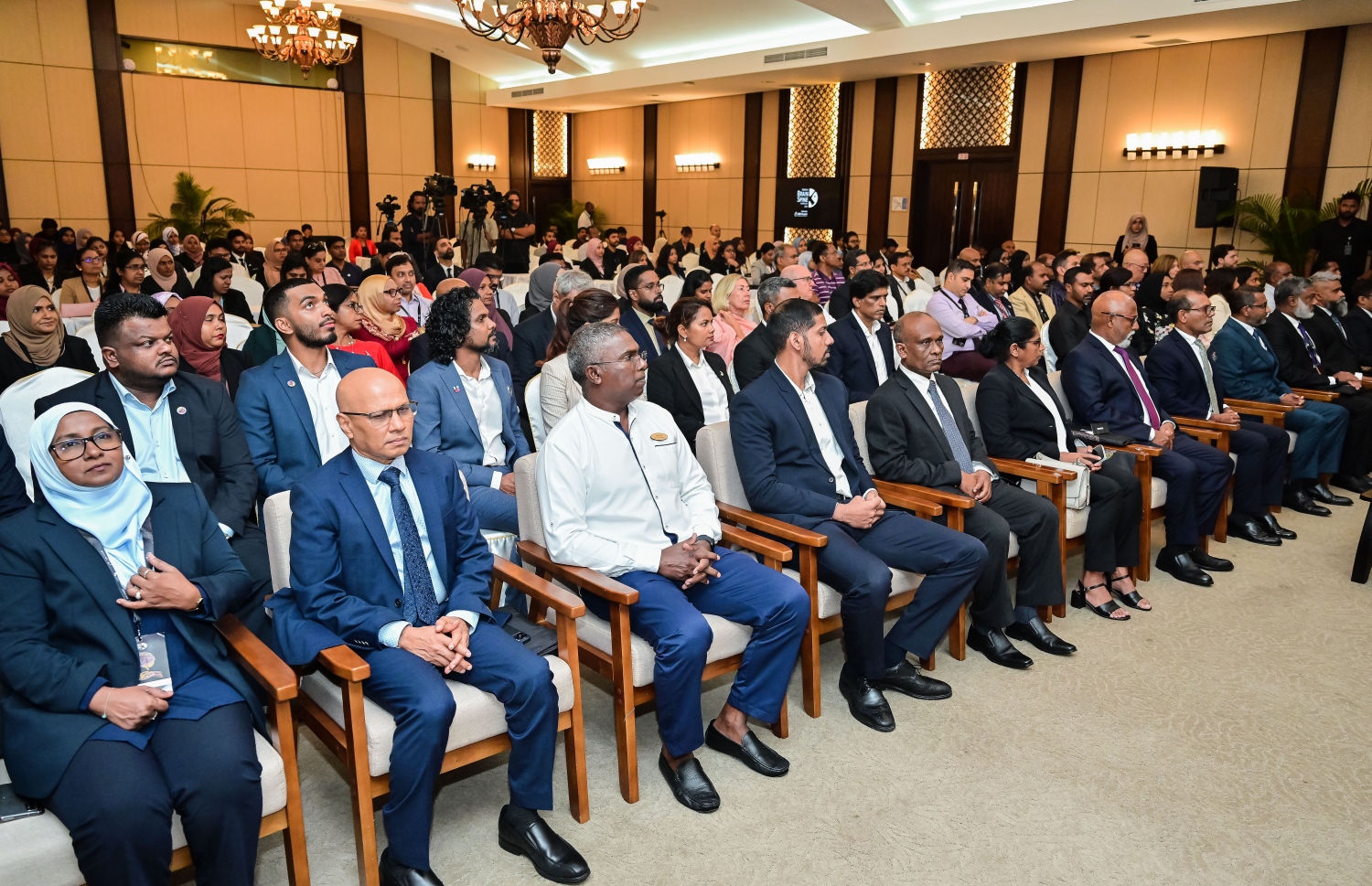 އޭޑީކޭގެ ބްރެއިން އެންޑް ސްޕައިން ކޮންފަރެންސް ފެށުމަށް މިއަދު ބޭއްވި ރަސްމިއްޔާތުގައި ބައިވެރިވެވަޑައިގެންނެވި ބައެއް ބޭފުޅުން.-- ފޮޓޯ: ނިޝާން އަލީ/ މިހާރު