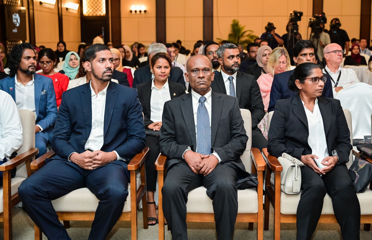 އޭޑީކޭގެ ބްރެއިން އެންޑް ސްޕައިން ކޮންފަރެންސް ފެށުމަށް މިއަދު ބޭއްވި ރަސްމިއްޔާތުގައި ބައިވެރިވެވަޑައިގެންނެވި ބައެއް ބޭފުޅުން.-- ފޮޓޯ: ނިޝާން އަލީ/ މިހާރު