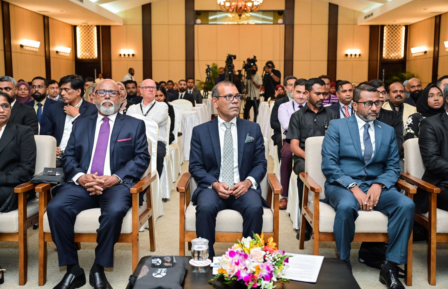 އޭޑީކޭގެ ބްރެއިން އެންޑް ސްޕައިން ކޮންފަރެންސް ފެށުމަށް މިއަދު ބޭއްވި ރަސްމިއްޔާތުގައި މަޖިލީހުގެ ރައީސް ނަޝިދު (މ) އާއި އޭޑީކޭ ހޮސްޕިޓަލްގެ މެނޭޖިން ޑިރެކްޓަރު އަހުމަދު އަފްއާލް (ކ) އަދީ އޭޑީކޭ ކުންފުނީގެ ޗެއާމަން ނާޝިދު (ވ) ބައިވެރިވެވަޑައިގަންނަވަނީ-- ފޮޓޯ: ނިޝާން އަލީ/ މިހާރު