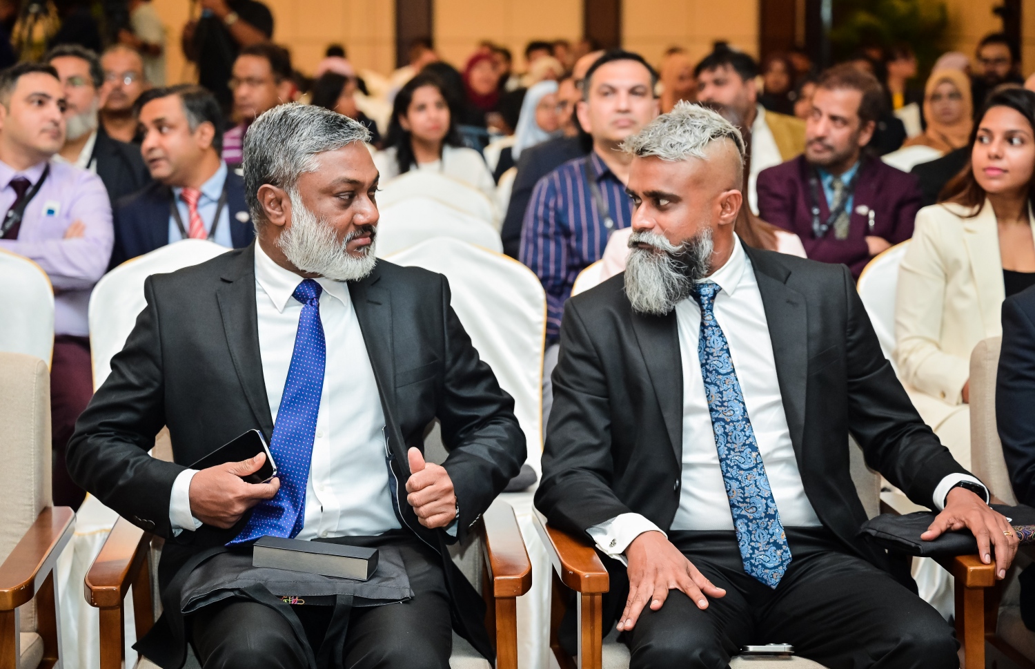 އޭޑީކޭގެ ބްރެއިން އެންޑް ސްޕައިން ކޮންފަރެންސް ފެށުމަށް މިއަދު ބޭއްވި ރަސްމިއްޔާތުގައި ބައިވެރިވެވަޑައިގެންނެވި ބައެއް ބޭފުޅުން.-- ފޮޓޯ: ނިޝާން އަލީ | މިހާރު