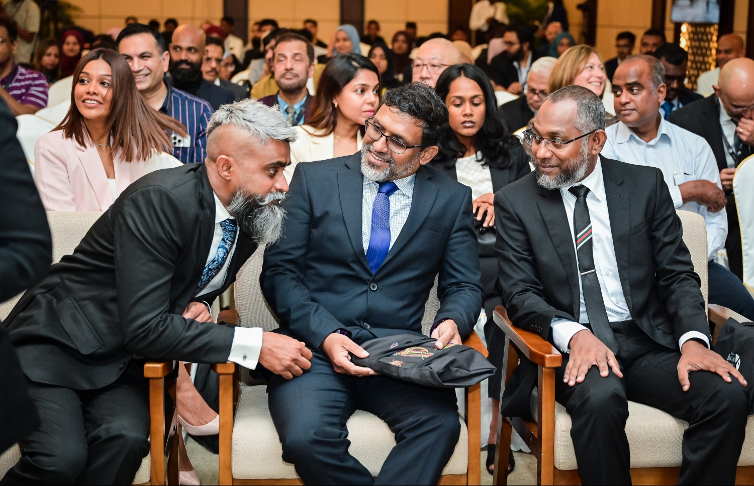 އޭޑީކޭގެ ބްރެއިން އެންޑް ސްޕައިން ކޮންފަރެންސް ފެށުމަށް މިއަދު ބޭއްވި ރަސްމިއްޔާތުގައި ބައިވެރިވެވަޑައިގެންނެވި ބައެއް ބޭފުޅުން.-- ފޮޓޯ: ނިޝާން އަލީ/ މިހާރު