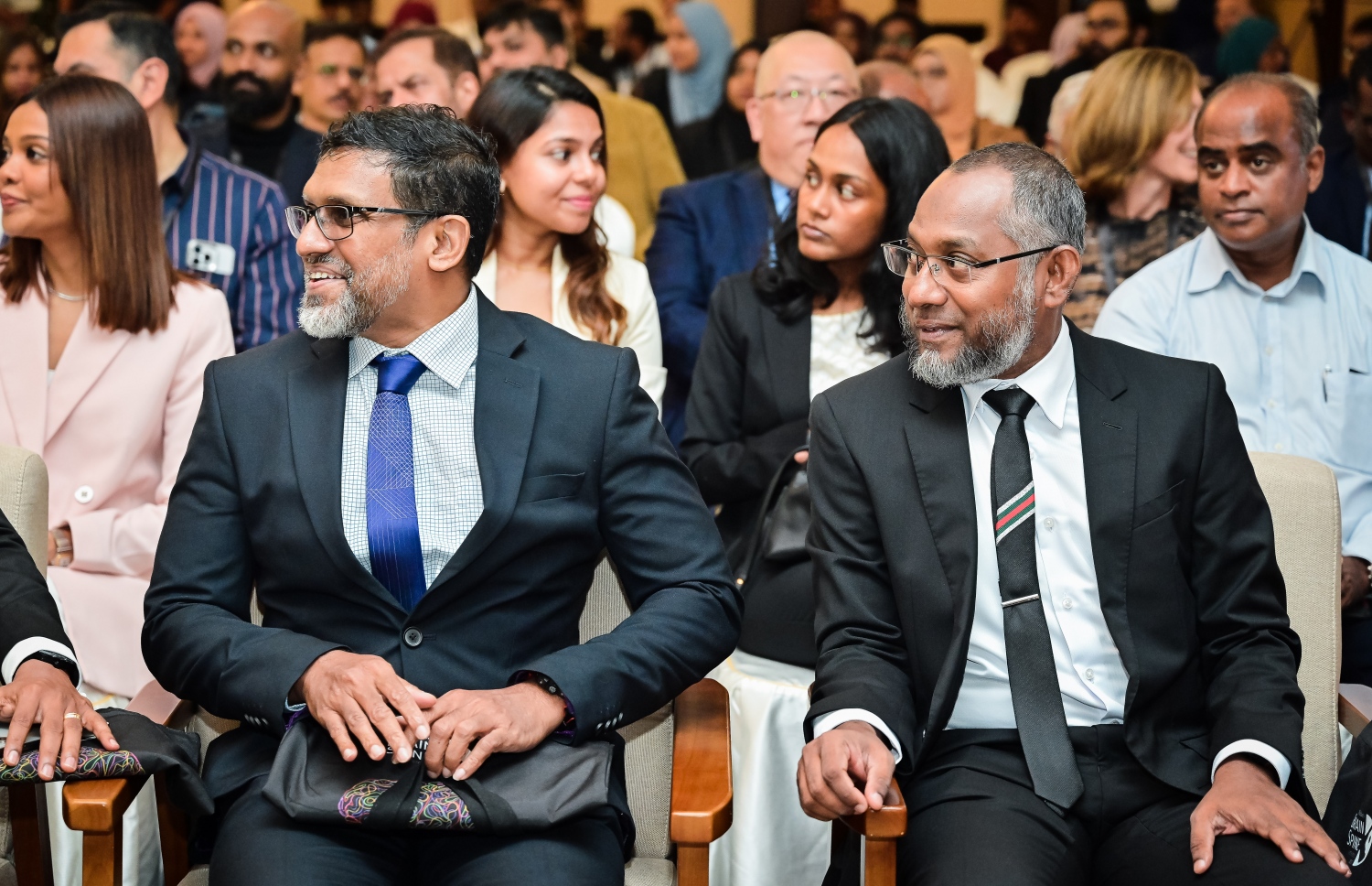 އޭޑީކޭގެ ބްރެއިން އެންޑް ސްޕައިން ކޮންފަރެންސް ފެށުމަށް މިއަދު ބޭއްވި ރަސްމިއްޔާތުގައި ބައިވެރިވެވަޑައިގެންނެވި ބައެއް ބޭފުޅުން.-- ފޮޓޯ: ނިޝާން އަލީ | މިހާރު