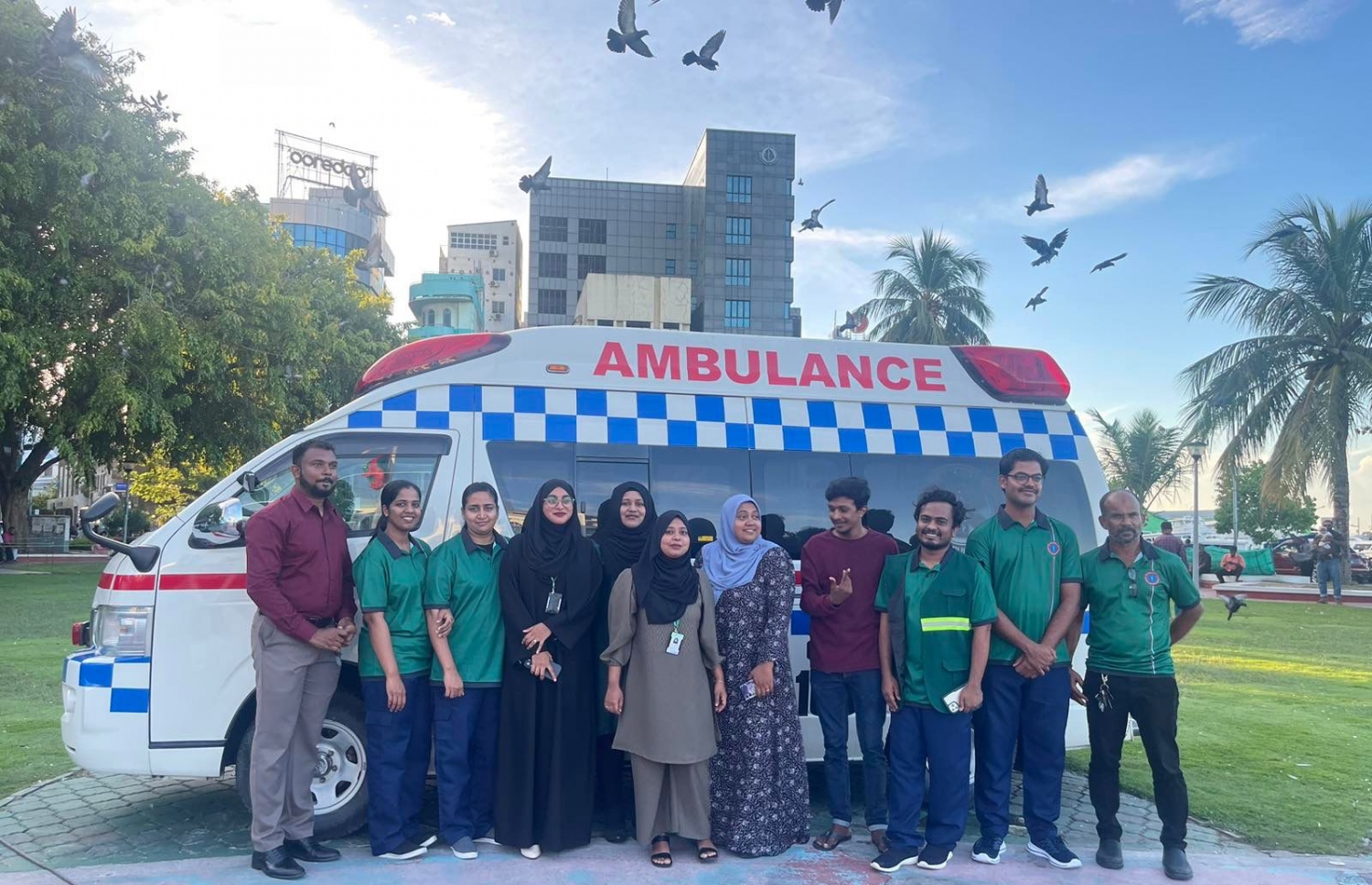 ގައުމީ އެމްބިއުލާންސްގެ ހިދުމަތް ފެށުމަށް ބޭއްވި ރަސްމިއްޔާތުގައި އެ މަސައްކަތުގައި ހަރަކާތްތެރިވާ މުވައްޒަފުން .-- ފޮޓޯ: ހެލްތް މިނިސްޓްރީ