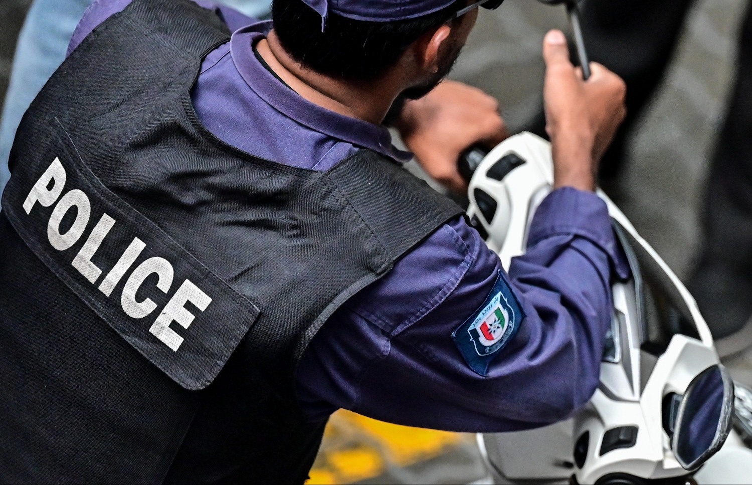 ފުލުހަކު މަގުމަތީގައި ހަރަކާތްތެރިވަނީ --- ފޮޓޯ/މިހާރު