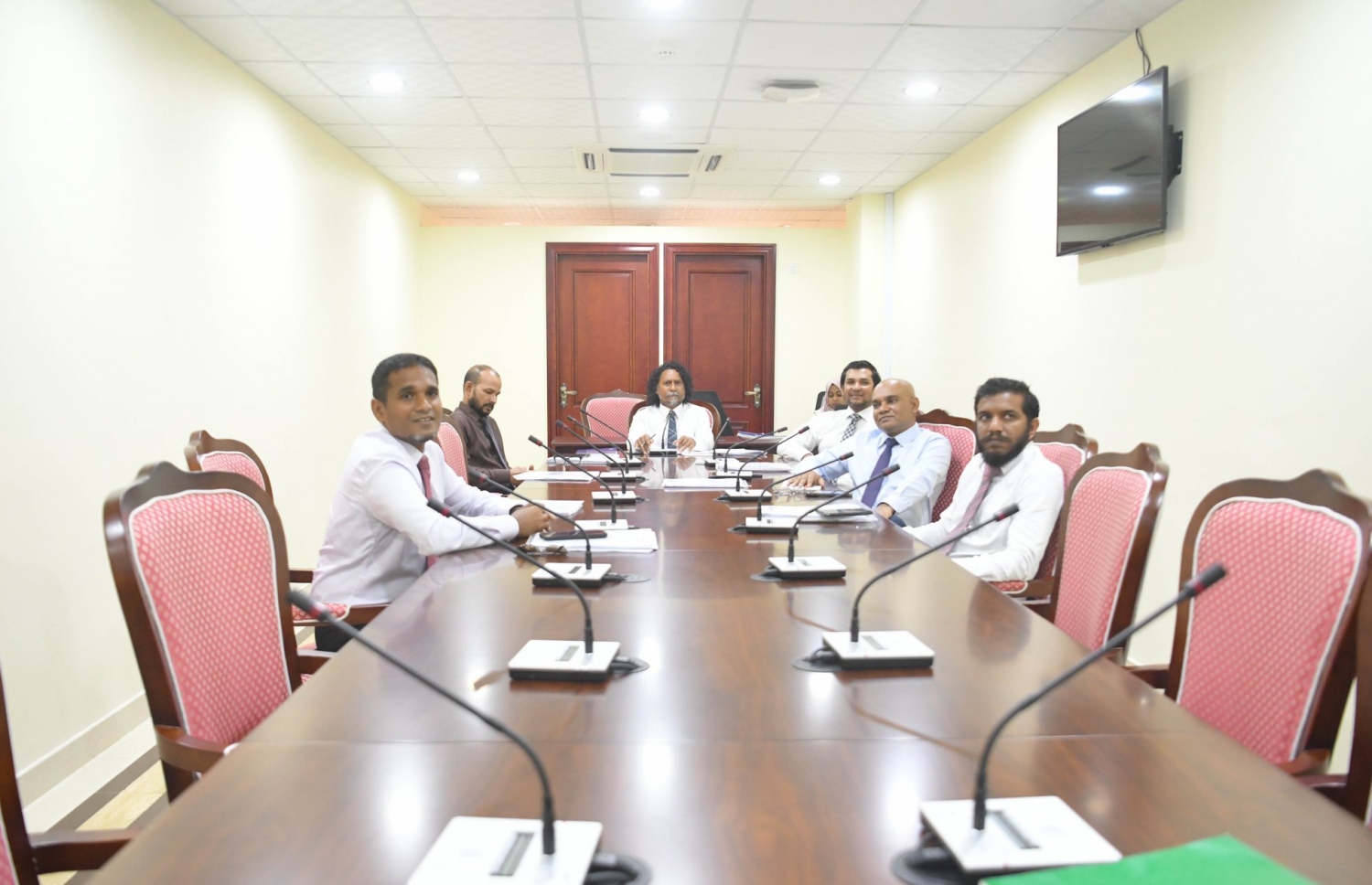 އާންމު ކޮމެޓީގެ ބައްދަލުވުމެއްގައި އެ ކޮމެޓީގެ މެމްބަރުން: މަޖިލިސް މެންބަރުންގެ ކާރުކޮޅު އެއާޕޯޓަށް ވެއްދުމަށް ދަތިވާތީ މެމްބަރުންގެ ޝަކުވާ ބޮޑުވުމުން އެ ކޮމެޓީން އަންނަނީ އެ މައްސަލަ ބަލަމުން.-- ފޮޓޯ: މަޖިލިސް