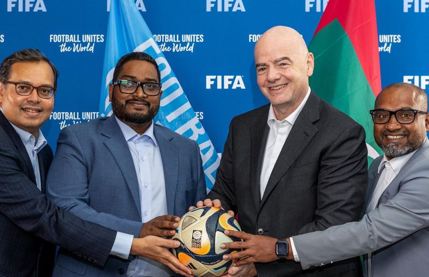 ޖެނަރަލް ސެކްރެޓަރީ ޖަވާޒް (ކ) އާއި އިންފަންޓީނޯ އާއި ބައްސާމް އަދި ފުޓްބޯޅައިގެ އޮފިޝަލަކު ޕެރިހުގައި --- ފޮޓޯ: އިންފަންޓީނޯ އިންސްޓަގްރާމް