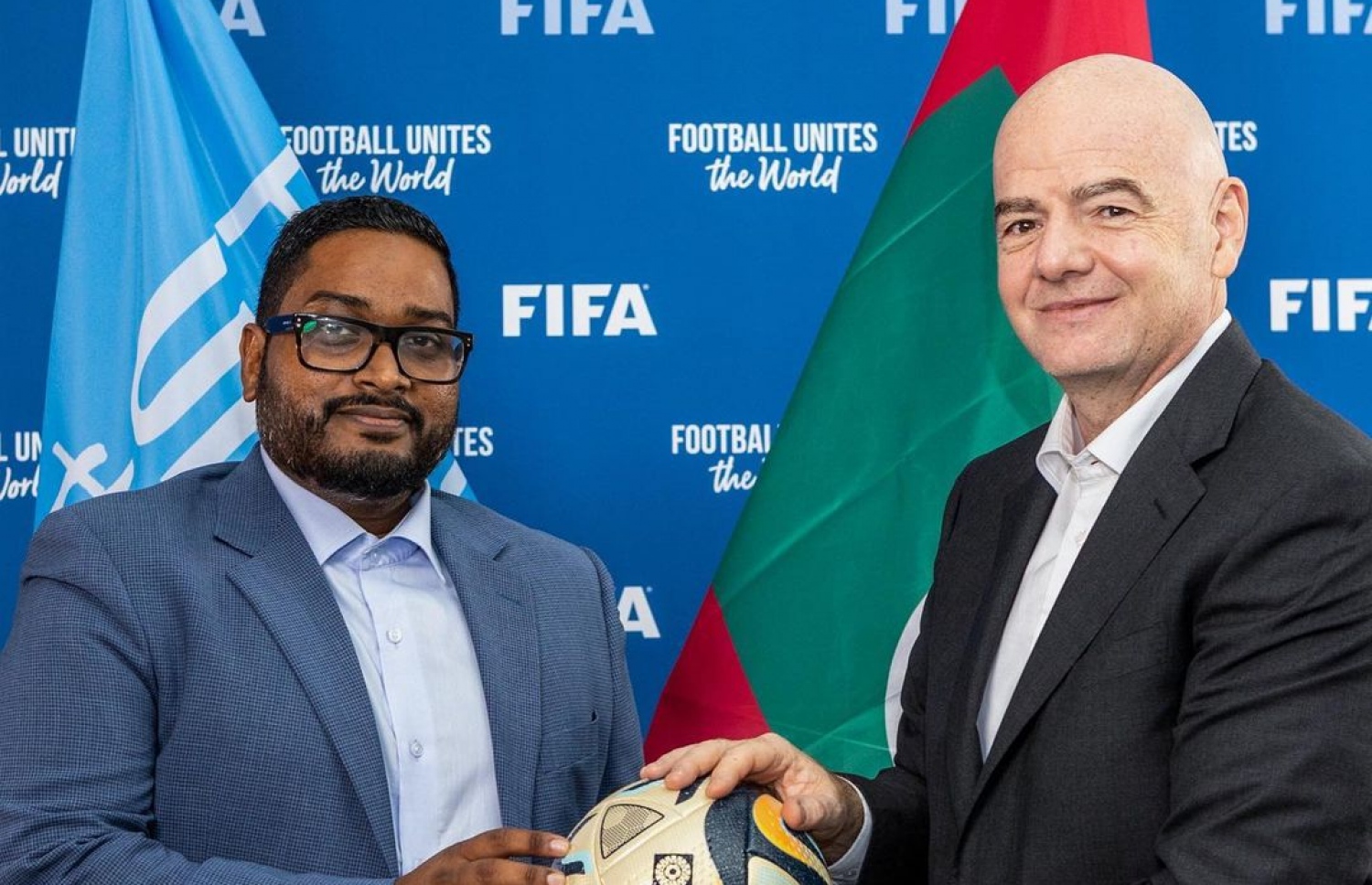 އިންފަންޓީނޯ އާއި ބައްސާމް ޕެރިހުގައި ބައްދަލުކުރައްވަނީ: އިންފަންޓީނޯ ވިދާޅުވީ ރާއްޖޭގެ ފުޓްބޯޅަ ކުރިއެރުވުމާ ބެހޭގޮތުން ބައްސާމާ އެކު މަޝްވަރާ ކުރިކަމަށް --- ފޮޓޯ:  އިންފަންޓީނޯ އިންސްޓަގްރާމް