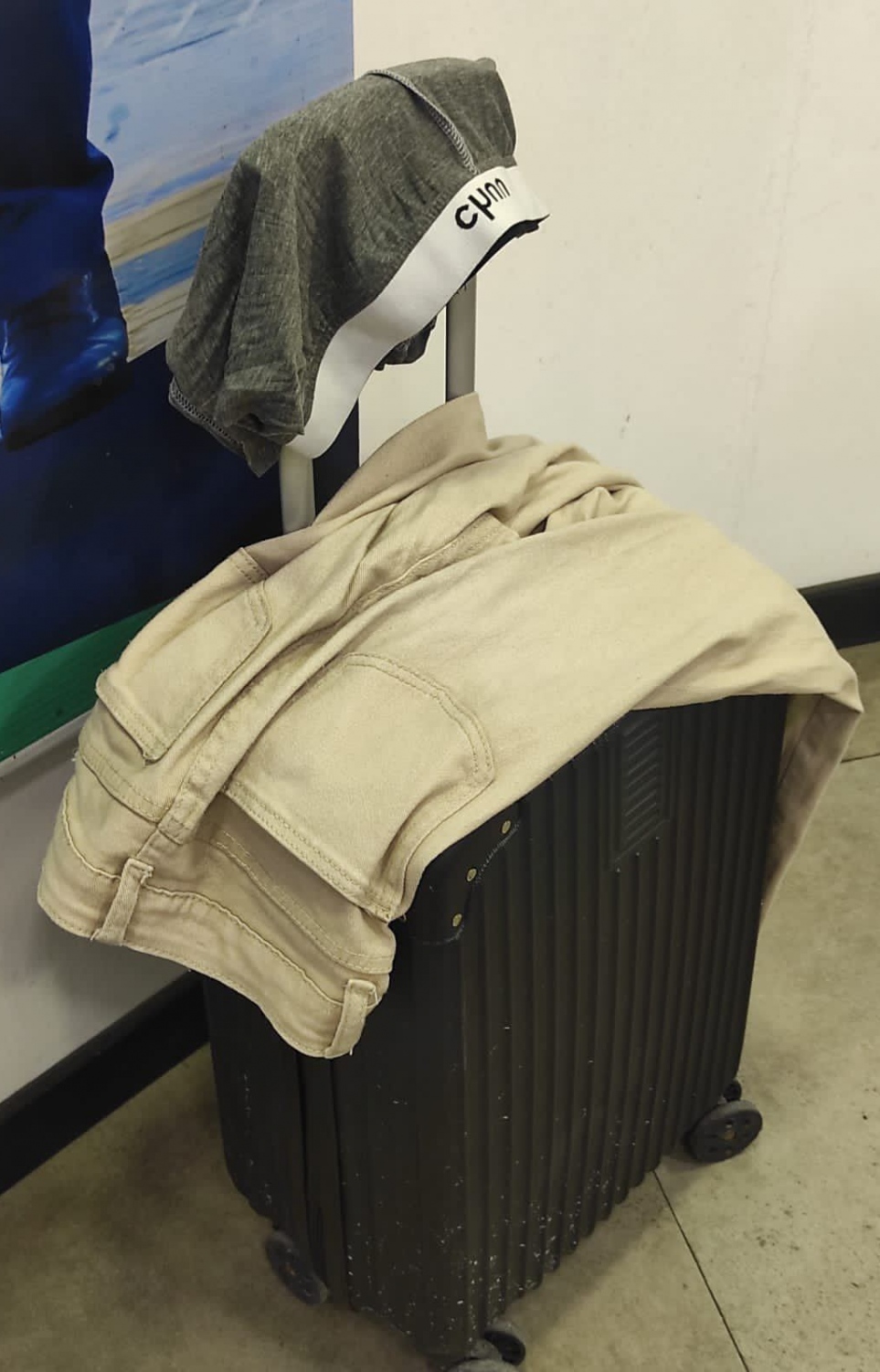 ޗައިނާ ޓޫރިސްޓު ޕޮލިސް ސްޓޭޝަން ތެރޭގައި ފޮށިން ހެދުންތައް ނަގާފައި.--