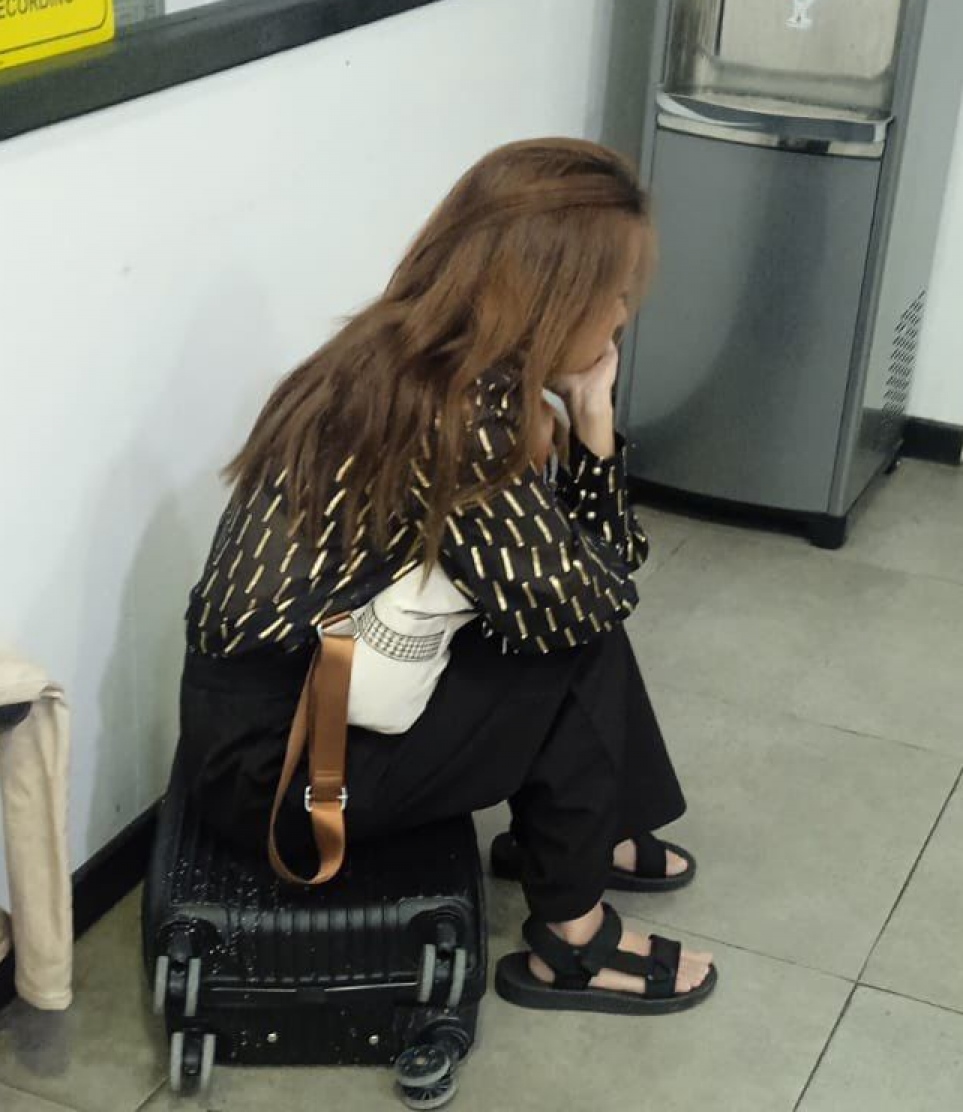 މަނުޖެހުން ހިންގި ފަތުރުވެރިޔާ ޕޮލިސް ސްޓޭޝަން ތެރޭގައި ދިރިއުޅެމުންދާ ކަމަށް ފުލުހުން ބުނޭ.--