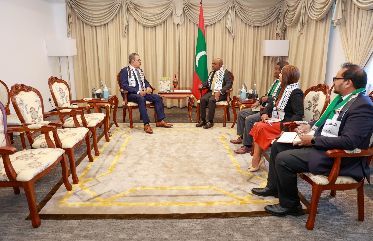 ފަލަސްތީނުން ރާއްޖެ އަށް ކަނޑައެޅި އޮނަރަރީ ކައުންސުލް އާއި ފޮރިން މިނިސްޓަރު އަބްދުﷲ ޝާހިދު ބައްދަލުކުރައްވަނީ.-- ފޮޓޯ: ފޮރިން މިނިސްޓްރީ