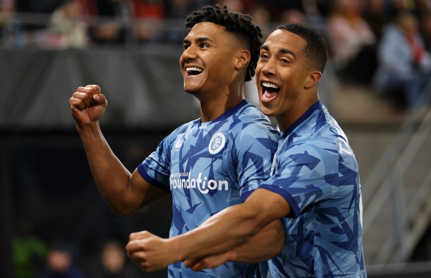 އެސްޓަން ވިލާގެ ވަޓްކިންސް (ވ) އާއި ޓީލެމެންސް (ކ)، ގޯލަކަށް ފަހު އުފާފާޅު ކުރަނީ.-- ފޮޓޯ: ގެޓީ