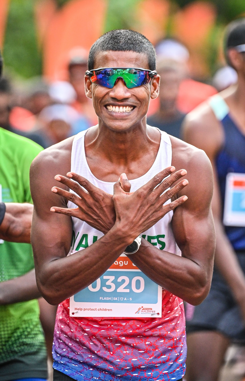 ދުވުންތެރިޔާ ހުސެއިން ފަޒީލް ހާރޫން ދިރާގު މޯލްޑިވިސް ރޯޑު ރޭހުގައި ދުވަން ތައްޔާރުވެގެން: މި ރޭހުގެ 5 ކިލޯ މީޓަރުގެ ދުވުން ވަނީ ކާމިޔާބުކޮށްފައި -- ފޮޓޯ: ފަޔާޒު މޫސާ | މިހާރު