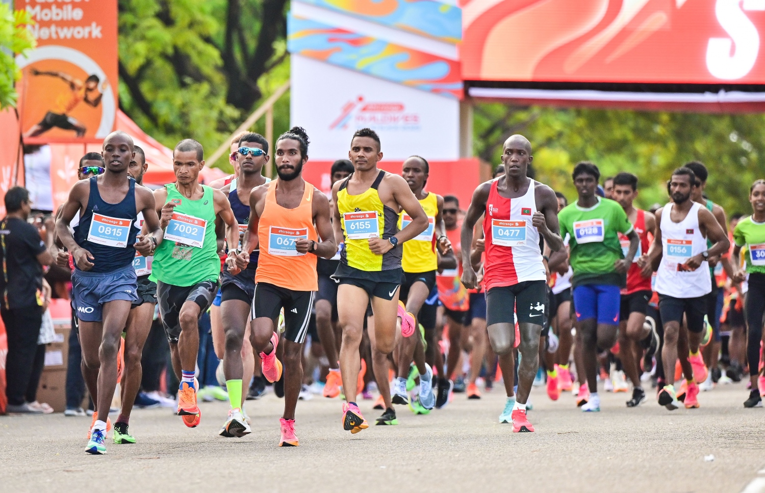 ރާއްޖޭގައި ބާއްވާ އެންމެ ބޮޑު ދުވުމުގެ އިވެންޓް ކަމަށްވާ ދިރާގު މޯލްޑިވްސް ރޯޑް ރޭހުގެ ބައިވެރިން ދުވަނީ: މި އަހަރުގެ މި ދުވުމުގައި 4،000 އަށް ވުރެ ގިނަ ދުވުންތެރިން ވަނީ ބައިވެރިވެފަ -- ފޮޓޯ: ފަޔާޒު މޫސާ | މިހާރު