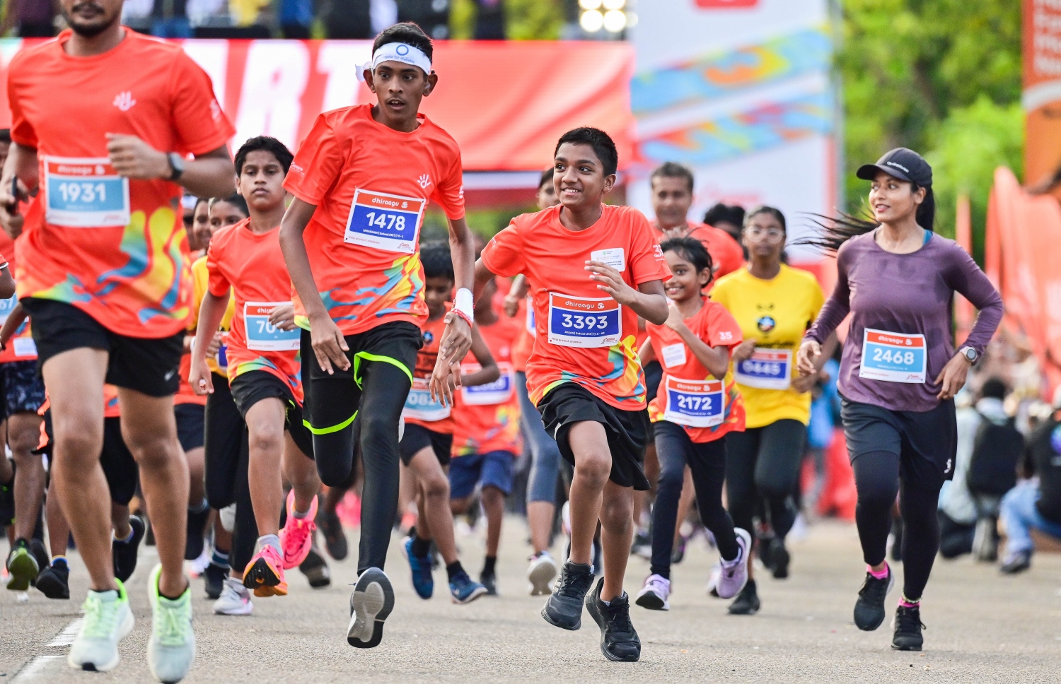 ރާއްޖޭގައި ބާއްވާ އެންމެ ބޮޑު ދުވުމުގެ އިވެންޓް ކަމަށްވާ ދިރާގު މޯލްޑިވްސް ރޯޑް ރޭހުގެ ބައިވެރިން ދުވަނީ: ކުރީ އަހަރުތަކެކޭ އެއްފަދައިން "ފައިވް ކޭ" އަދި "ޓެން ކޭ"ގެ ދުވުން ވަނީ ބާއްވާފަ -- ފޮޓޯ: ފަޔާޒު މޫސާ | މިހާރު