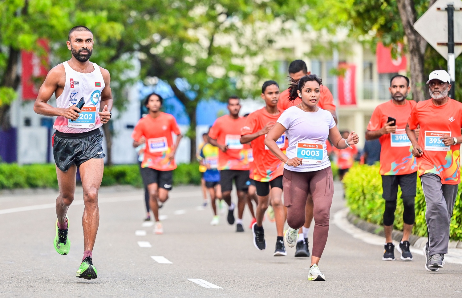 ރާއްޖޭގައި ބާއްވާ ދުވުމުގެ އެންމެ ބޮޑު ރޭސް ކަމަށްވާ، ދިރާގު މޯލްޑިވްސް ރޯޑް ރޭހުގެ ބައިވެރިން ދުވަނީ -- ފޮޓޯ: ފަޔާޒު މޫސާ | މިހާރު