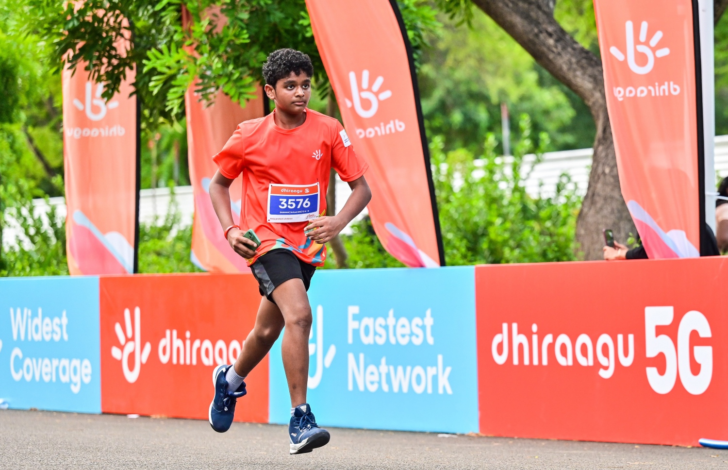 ރާއްޖޭގައި ބާއްވާ ދުވުމުގެ އެންމެ ބޮޑު ރޭސް ކަމަށްވާ، ދިރާގު މޯލްޑިވްސް ރޯޑް ރޭހުގެ 5 ކިލޯ މީޓަރު ދުވުމުގައި  ބައިވެރިޔަކު ދުވަނީ -- ފޮޓޯ: ފަޔާޒު މޫސާ | މިހާރު