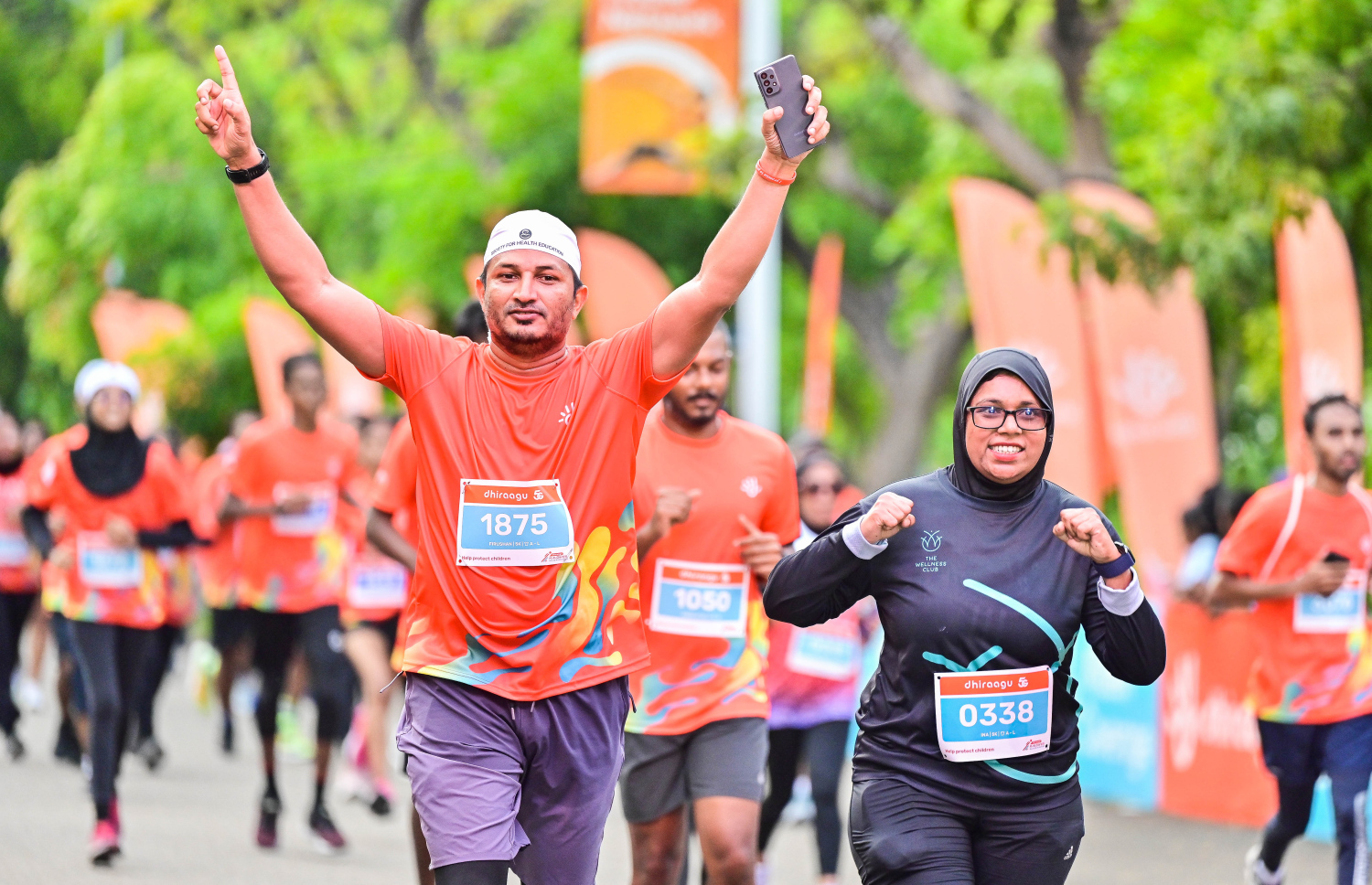 ދިރާގު މޯލްޑިވްސް ރޯޑް ރޭހުގެ މިދިޔަ އަހަރުގެ ދުވުންތެރިން ރޭހުގައި ދުވަނީ. -- ފޮޓޯ: ފަޔާޒް މޫސާ | މިހާރު