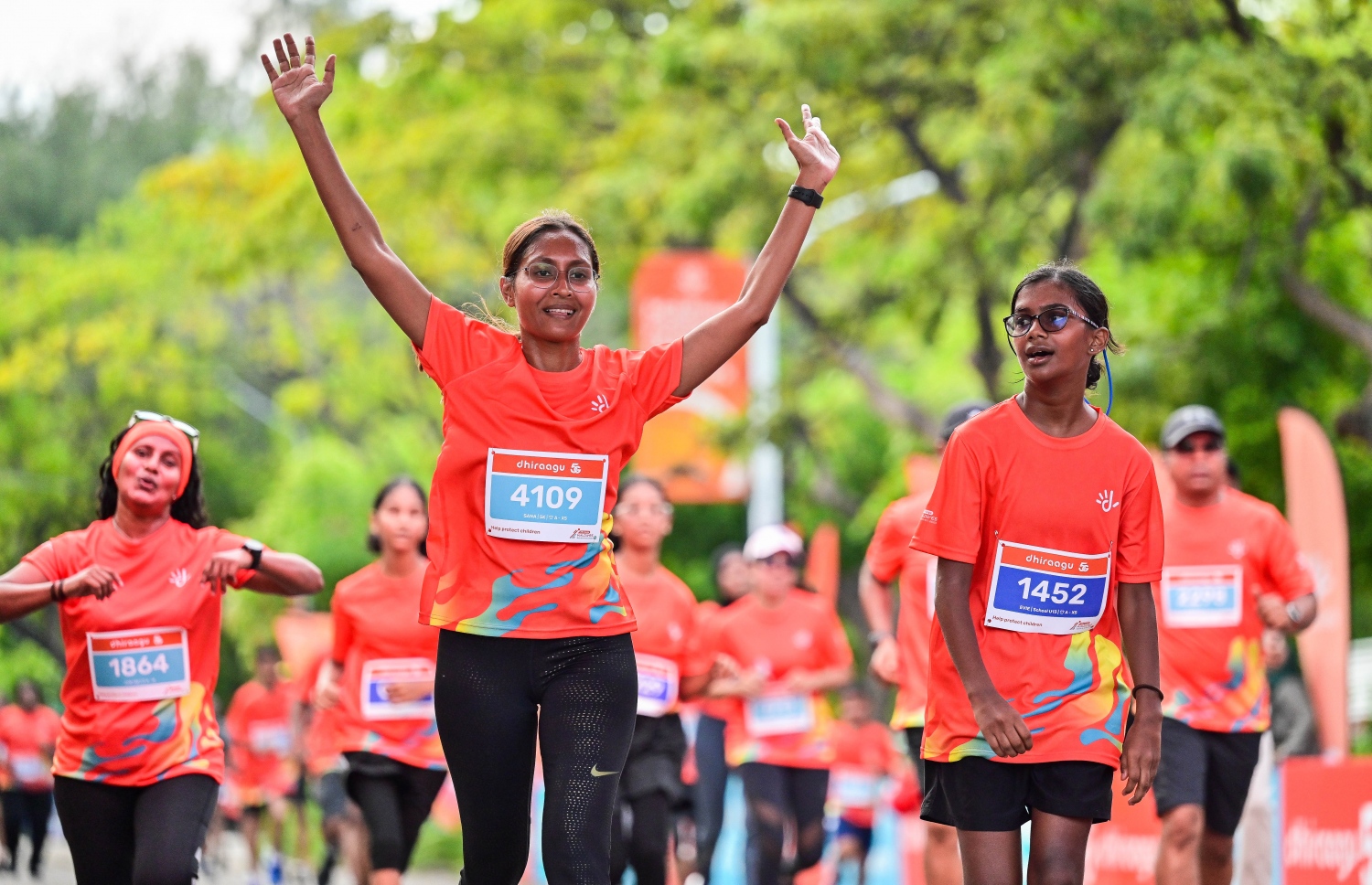 ދިރާގު މޯލްޑިވްސް ރޯޑް ރޭހުގެ 5 ކިލޯމީޓަރު ދުވުން ނިންމާލަމުން ދުވުމުގެ ބައިވެރިޔަކު އުފާފާޅުކުރަނީ   -- ފޮޓޯ: ފަޔާޒު މޫސާ | މިހާރު