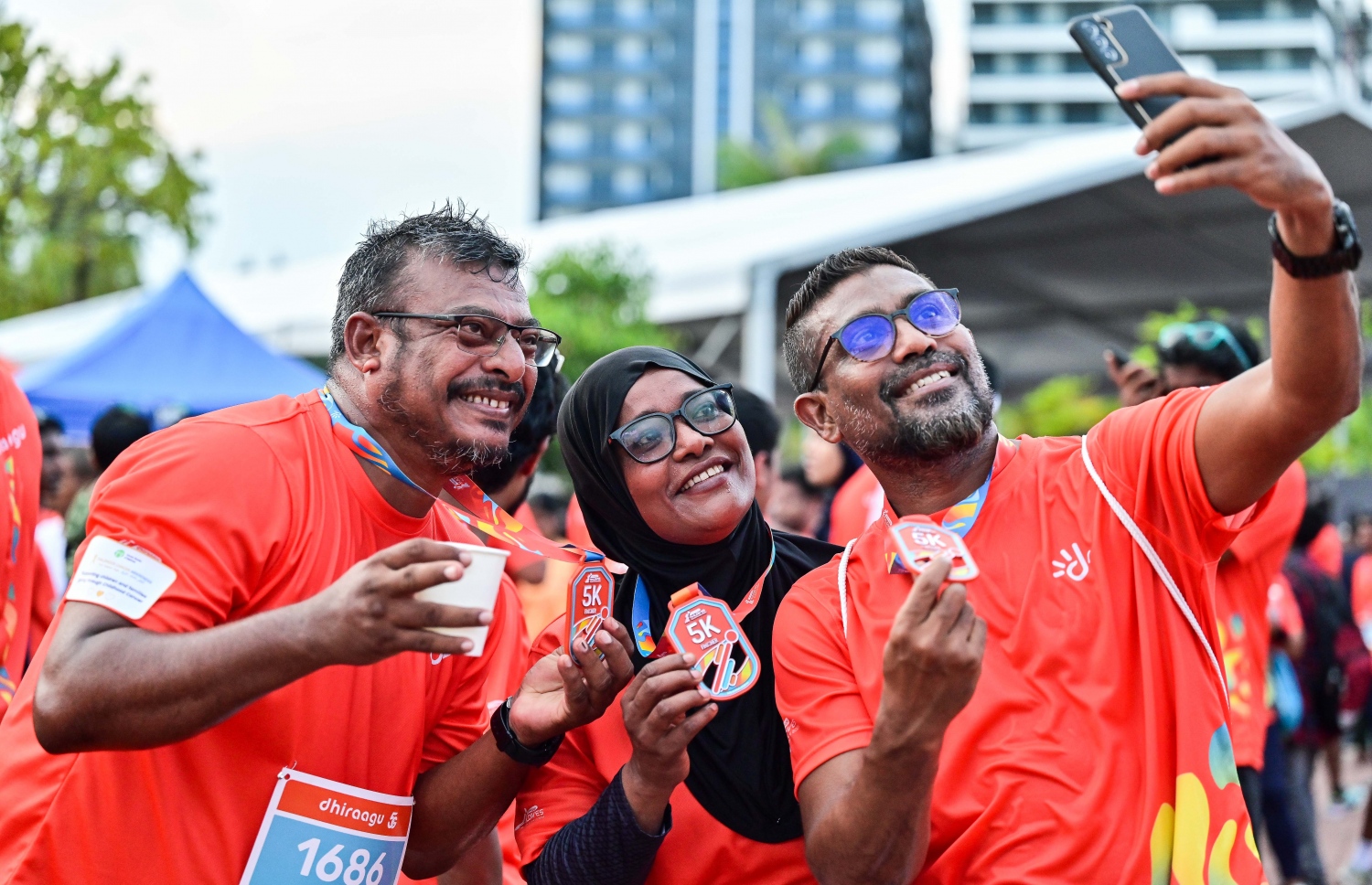 ރާއްޖޭގައި ބާއްވާ ދުވުމުގެ އެންމެ ބޮޑު ރޭސް ކަމަށްވާ، ދިރާގު މޯލްޑިވްސް ރޯޑް ރޭހުގައި ބައިވެރިވި ބައެއް މީހުން ރޭހަށް ފަހު ފޮޓޯއެއް ނަގަނީ -- ފޮޓޯ: ފަޔާޒު މޫސާ | މިހާރު