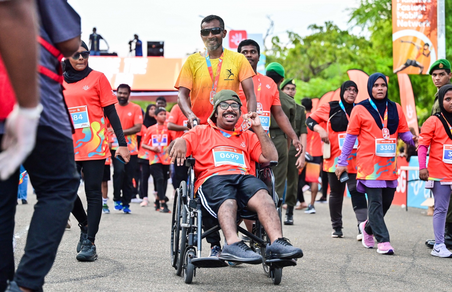 ހާއްސަ އެހީއަށް ބޭނުންވާ މީހަކު މިއަދު ބޭއްވި ދިރާގު މޯލްޑިވްސް ރޯޑް ރޭހުގައި ދުވަނީ -- ފޮޓޯ: ފަޔާޒު މޫސާ | މިހާރު