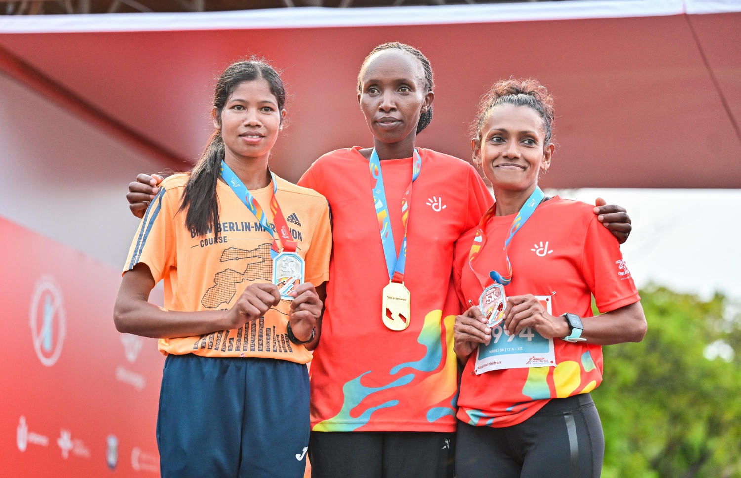 ދިރާގު ރޯޑު ރޭހުގެ 5 ކިލޯމޭޓަރު ދުވުމުގެ އޯވަރޯލް ކެޓެކަރީން ވަނަތަކަށް ހޮވުނު އަންހެން ދުވުންތެރިން މެޑެލް އާއެކު ފޮޓޯއެއް ނަގަނީ -- ފޮޓޯ: ފަޔާޒު މޫސާ | މިހާރު