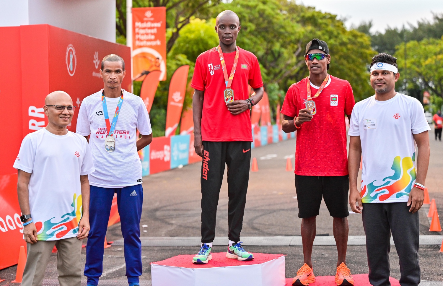 ދިރާގު ރޯޑު ރޭހުގެ 5 ކިލޯމޭޓަރު ދުވުމުގެ އޯވަރޯލް ކެޓެކަރީން ވަނަތަކަށް ހޮވުނު ފިރިހެން ދުވުންތެރިން އިންތިހާބީ ނައިބް ރައީސް ހުސައިން މުހައްމަދު ލަތީފް އާއެކު ފޮޓޯއެއް ނަގަނީ -- ފޮޓޯ: ފަޔާޒު މޫސާ | މިހާރު