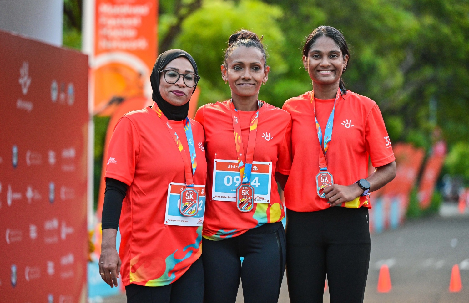 ދިރާގު ރޯޑު ރޭހުގެ އަންހެން ދުވުންތެރިންގެ ތެރެއިން ވަނަތަކަށް ހޮވުނު ތިން ދުވުންތެރިން މެޑެލްއާއެކު ފޮޓޯއެއް ނަގަނީ -- ފޮޓޯ: ފަޔާޒު މޫސާ | މިހާރު