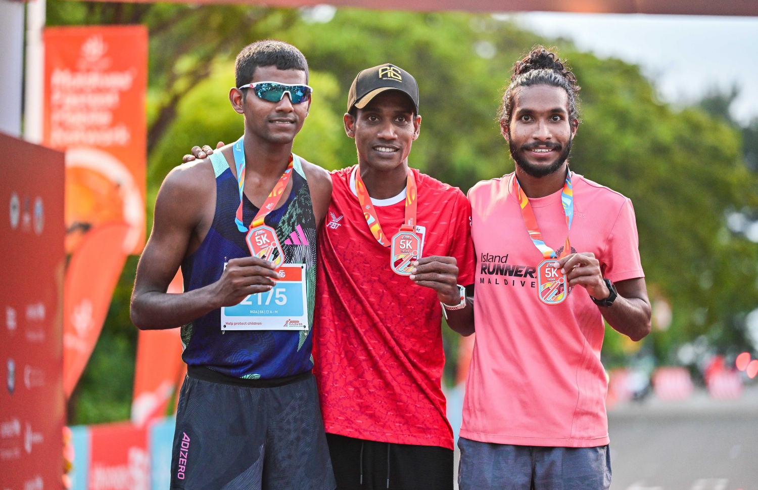 ދިރާގު ރޯޑު ރޭހުގެ ފިރިހެން ދުވުންތެރިންގެ ތެރެއިން ވަނަތަކަށް ހޮވުނު ތިން ދުވުންތެރިން މެޑެލްއާއެކު ފޮޓޯއެއް ނަގަނީ -- ފޮޓޯ: ފަޔާޒު މޫސާ | މިހާރު