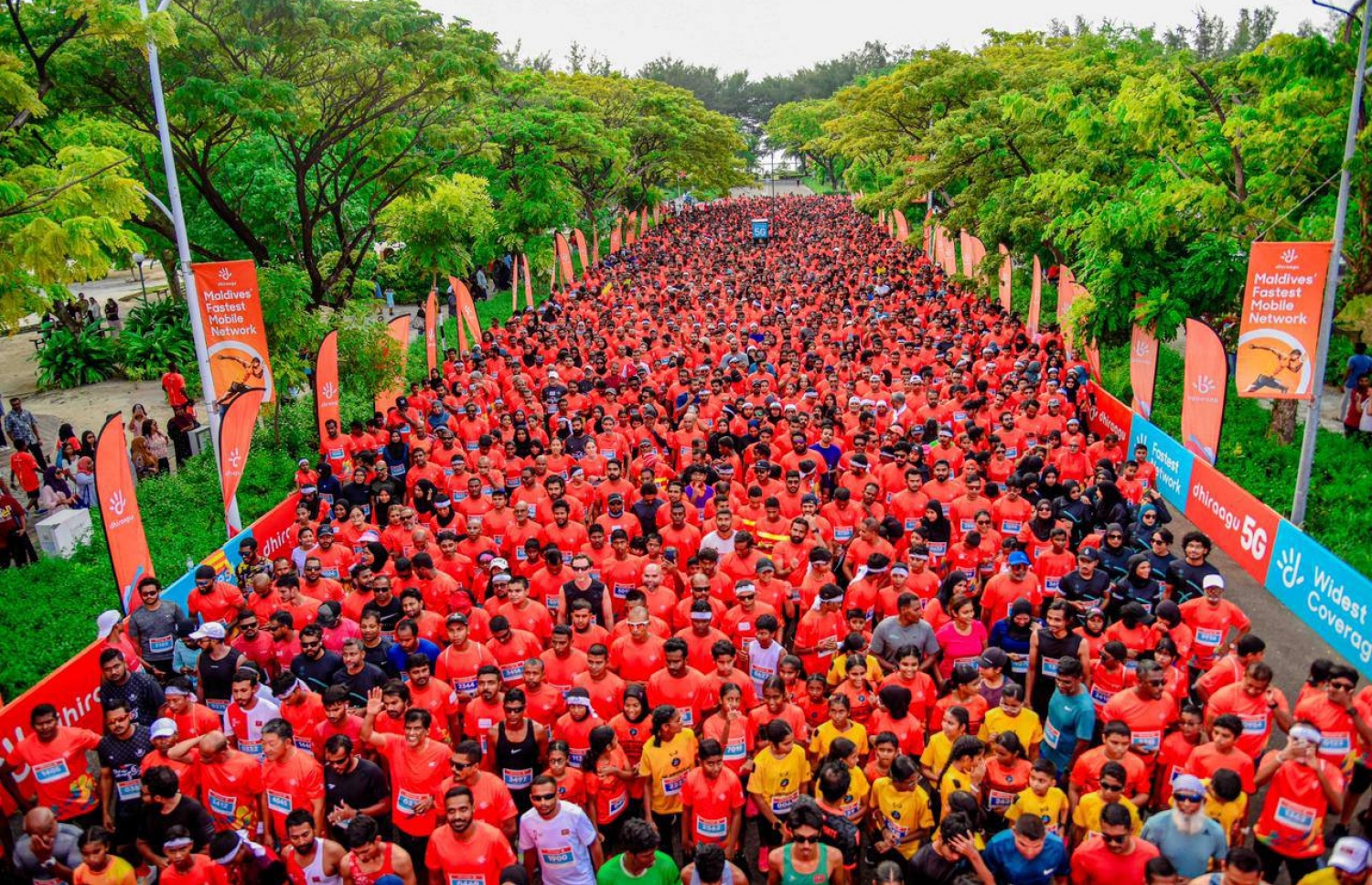 ދިރާގު ރޯޑް ރޭހުގެ 5 ކިލޯމީޓަރު ދުވުމުގެ ބައިވެރިން ދުވަން ތައްޔާރުވެގެން. މި އަހަރުގެ ދުވުމުގައި 4،000 އަށް ވުރެ ގިނަ ދުވުންތެރިން ވަނީ ބައިވެރިވެފަ --- ފޮޓޯ: ފަޔާޒު މޫސާ | މިހާރު