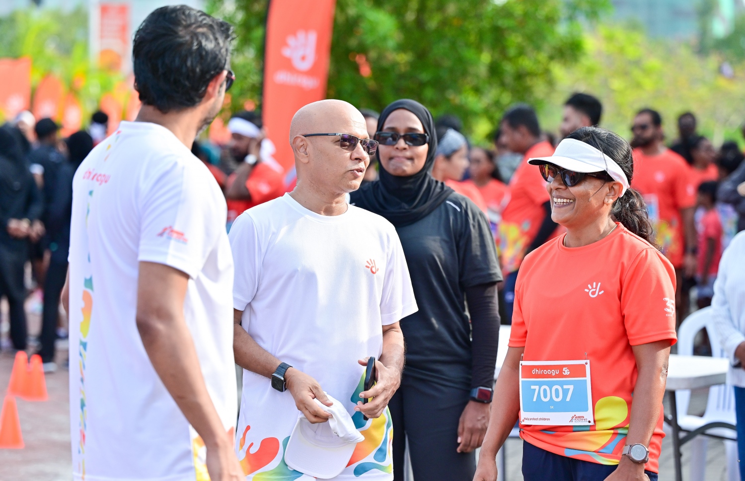 ދިރާގު ރޯޑް ރޭހުގައި ބައިވެރިވެ ވަޑައިގެންނެވި ފަސްޓް ލޭޑީ ފަޒްނާ އަހުމަދު ދިރާގުގެ އިސްބޭފުޅުންނާ ވާހަކަދައްކަވާލައްވަނީ -- ފޮޓޯ: ފަޔާޒު މޫސާ | މިހާރު