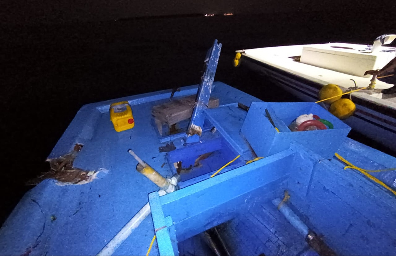 އިހަވަންދޫ ބޭރު ކަނޑުމަތީ ހިނގި އެކްސިޑެންޓްގައި ގެއްލުން ލިބުނު ދޯނި.-- ފޮޓޯ: ކައުންސިލް