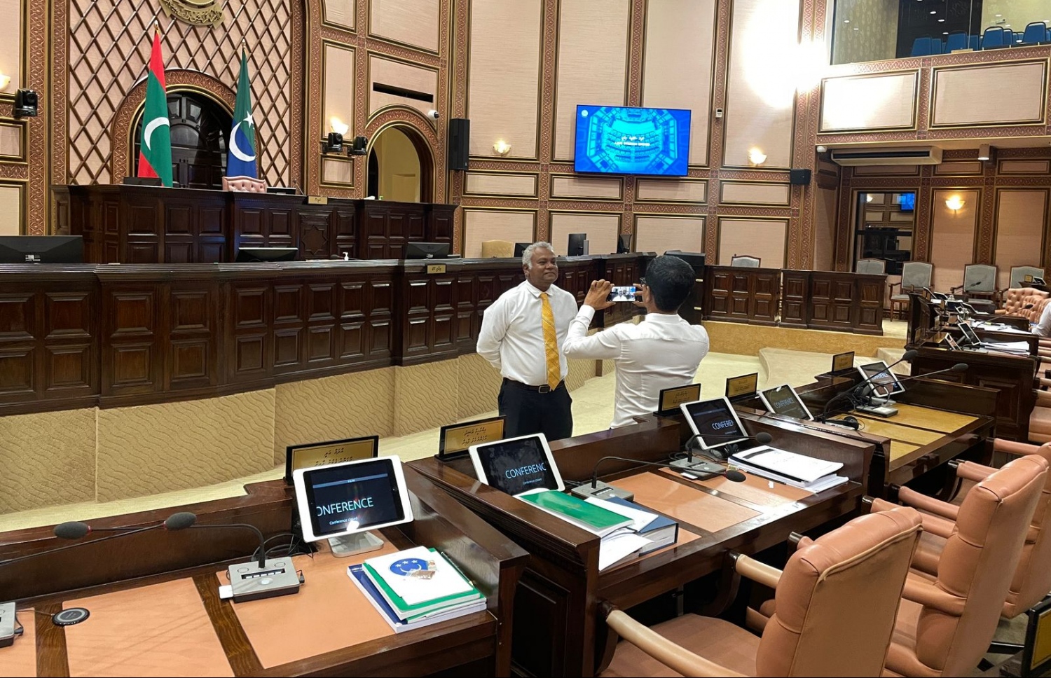 އެމްޑީޕީ މެންބަރުން މަޖިލިސް ތަޅުމުގައި --