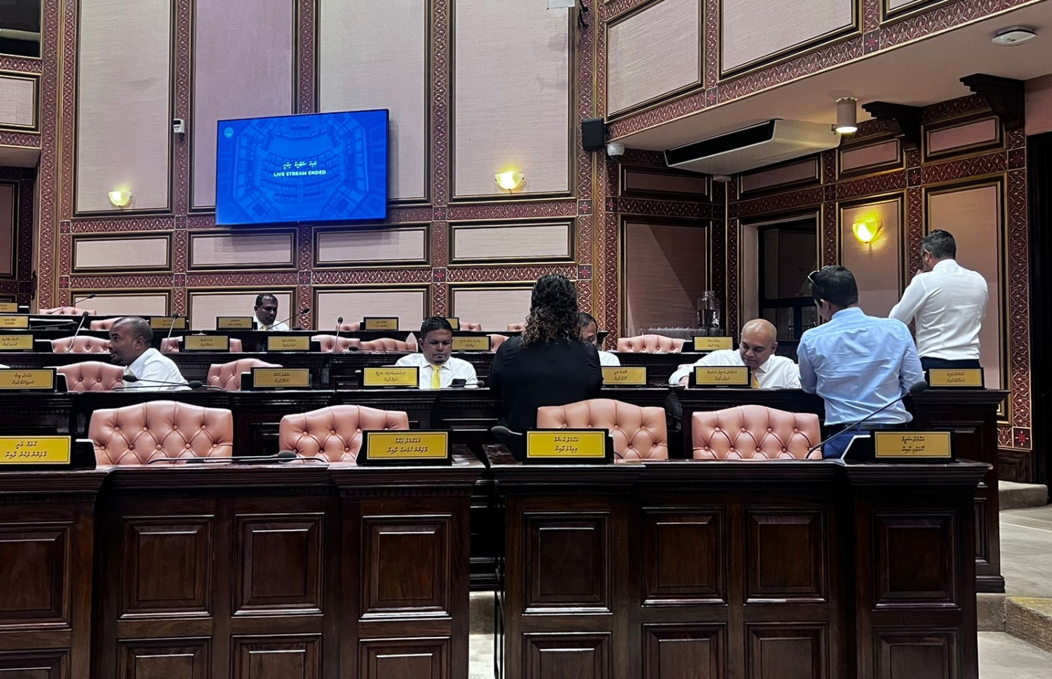 މަޖިލީހުގައި އެމްޑީޕީ މެމްބަރުން އިހުތިޖާޖު ކުރަނީ.-- ފޮޓޯ: މެމްބަރުން