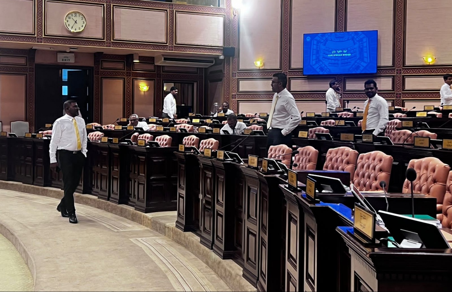 މަޖިލީހުގައި އެމްޑީޕީ މެމްބަރުން އިހުތިޖާޖު ކުރަނީ.-- ފޮޓޯ: މެމްބަރުން