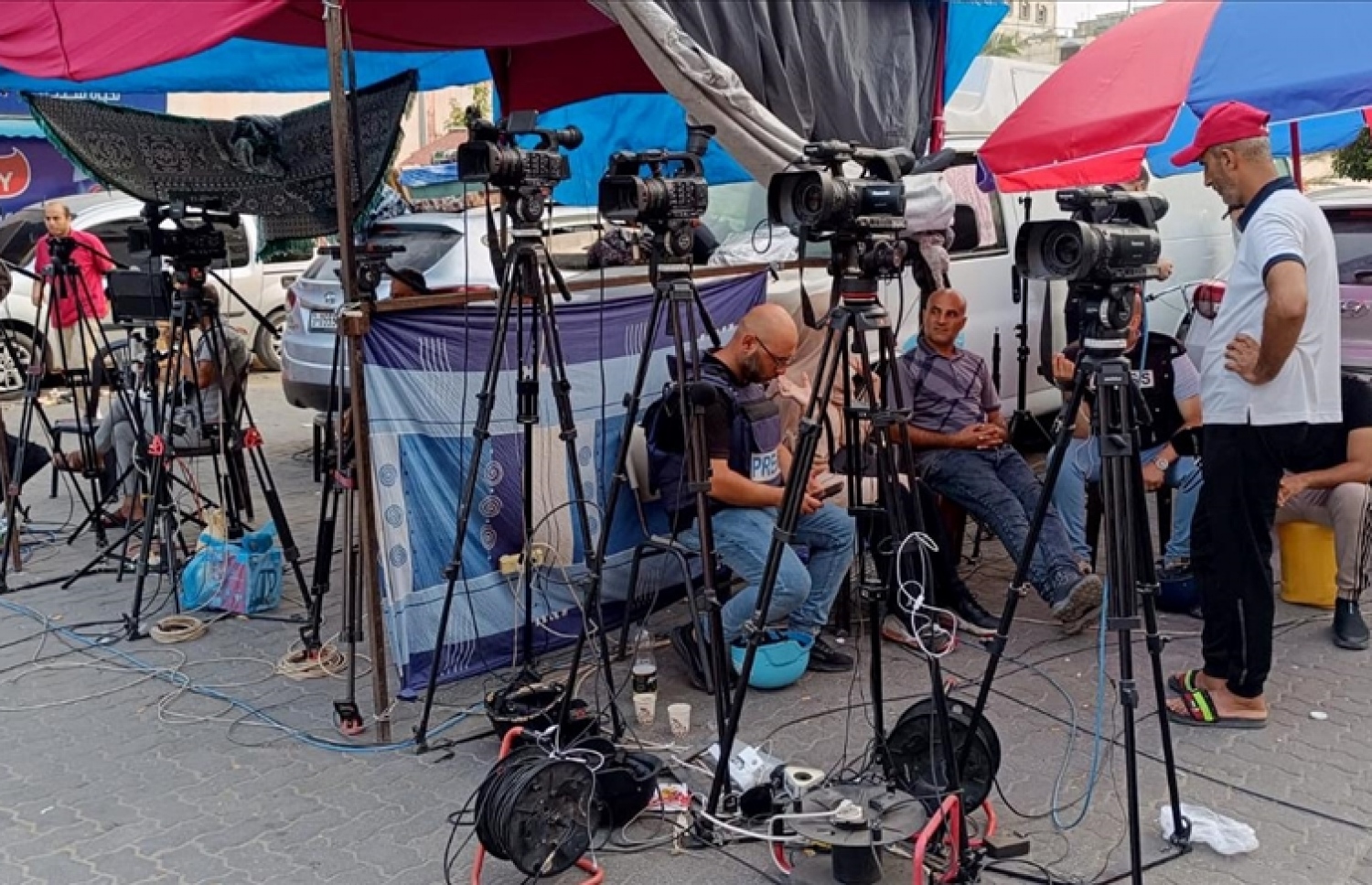 ގާޒާގެ ހާން ޔޫނިސްގައި މުވާސަލާތީ ވަސީލަތްތަކާއި އިންޓަނެޓް ނެޓްވޯކްތައް މުޅިން ކެނޑުމުން ނޫސްވެރިންނަށް އޮޕަރޭޓް ނުކުރެވިގެން މަސައްކަތް ހުއްޓިފައި --- ފޮޓޯ: އޭއޭ