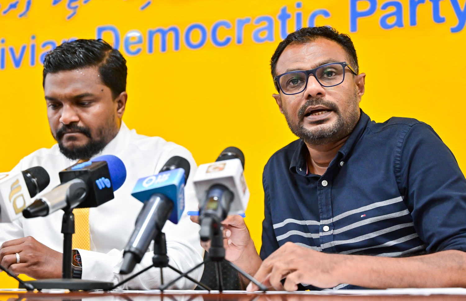 އެމްޑީޕީގެ ލީގަލް ޓީމުން ބޭއްވި ނޫސްވެރިންގެ ބައްދަލުވުން: މަޖިލީހުގެ އަމީންއާންމުގެ ނިންމެވުން ގޯސްކަމަށް ކަނޑައަޅައިދޭން ސުޕްރީމް ކޯޓުގައި ވަނީ އެދިފައި - ފޮޓޯ: ފަޔާޒު މޫސާ | މިހާރު