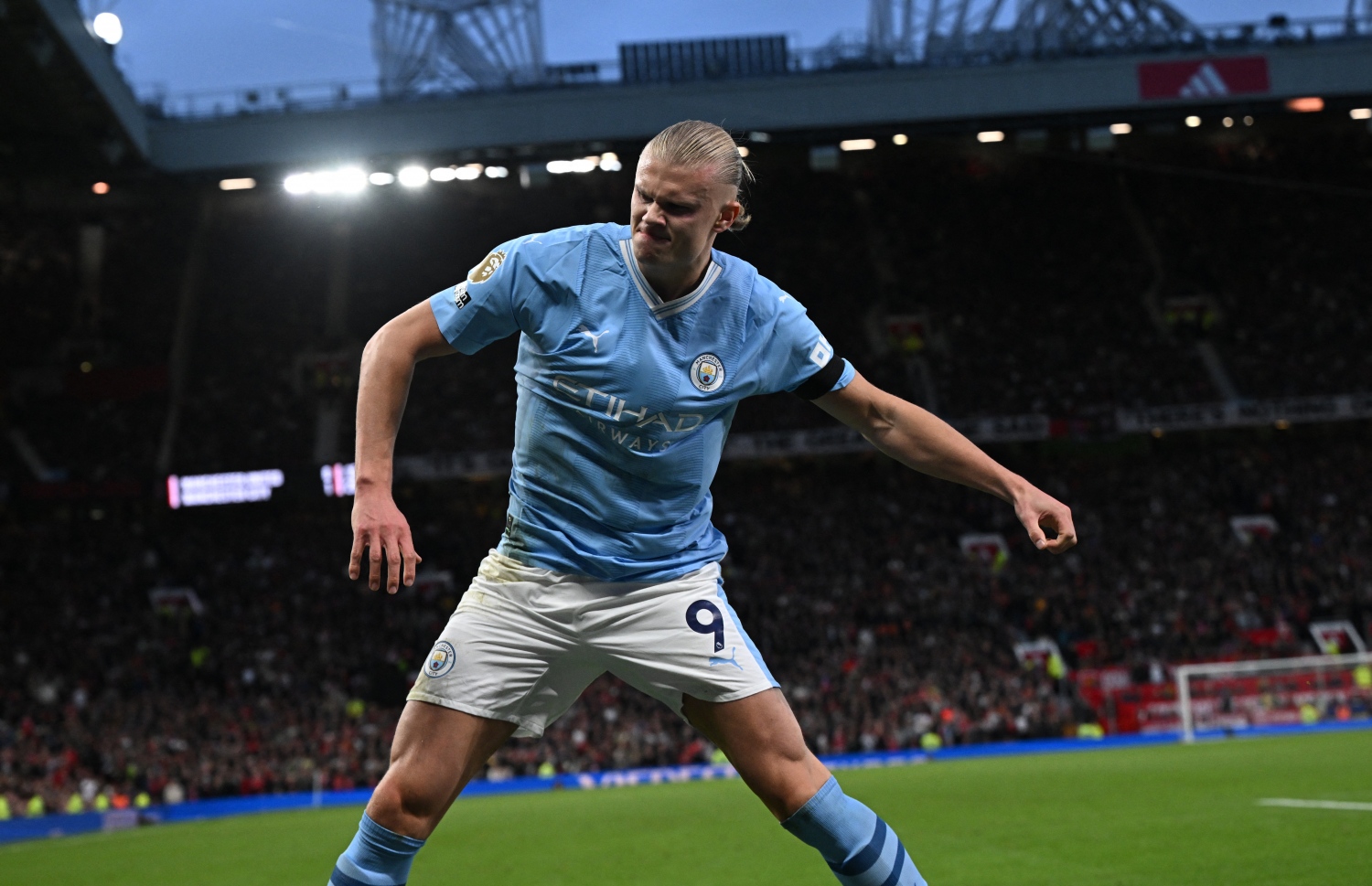 ސިޓީ އަށް ލަނޑު ޖަހައިދިނުމަށް ފަހު ހާލަންޑް އުފާފާޅު ކުރަނީ --- ފޮޓޯ: އޭއެފްޕީ